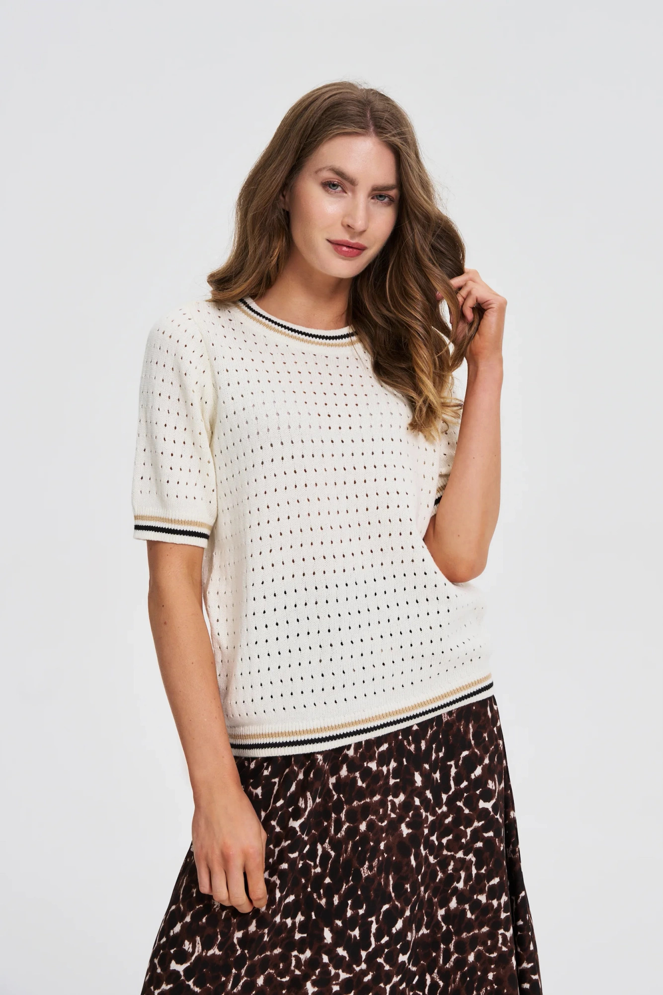 Ażurowy sweter ecru