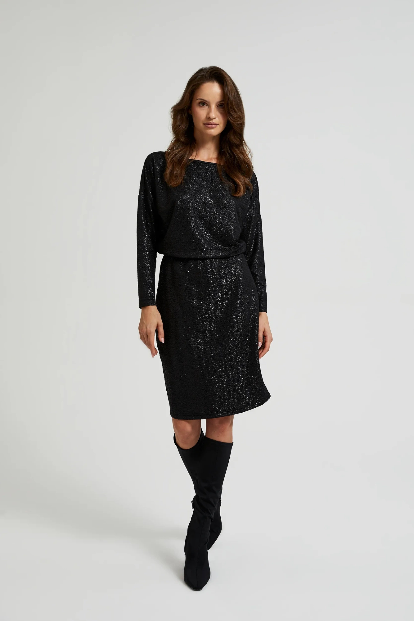 Błyszcząca sukienka o długości przed kolana czarna