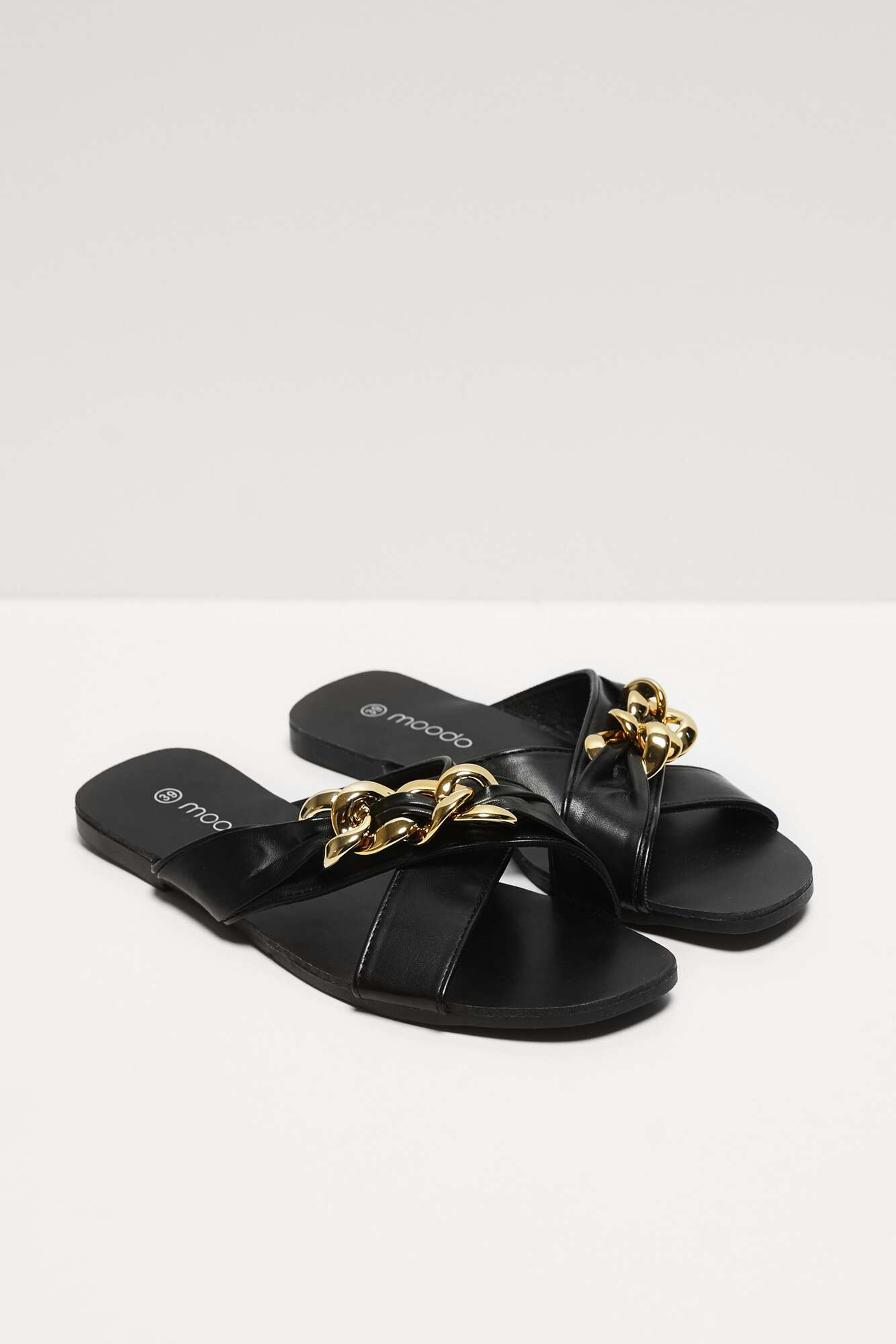 Klapki z ozdobnym łańcuchem