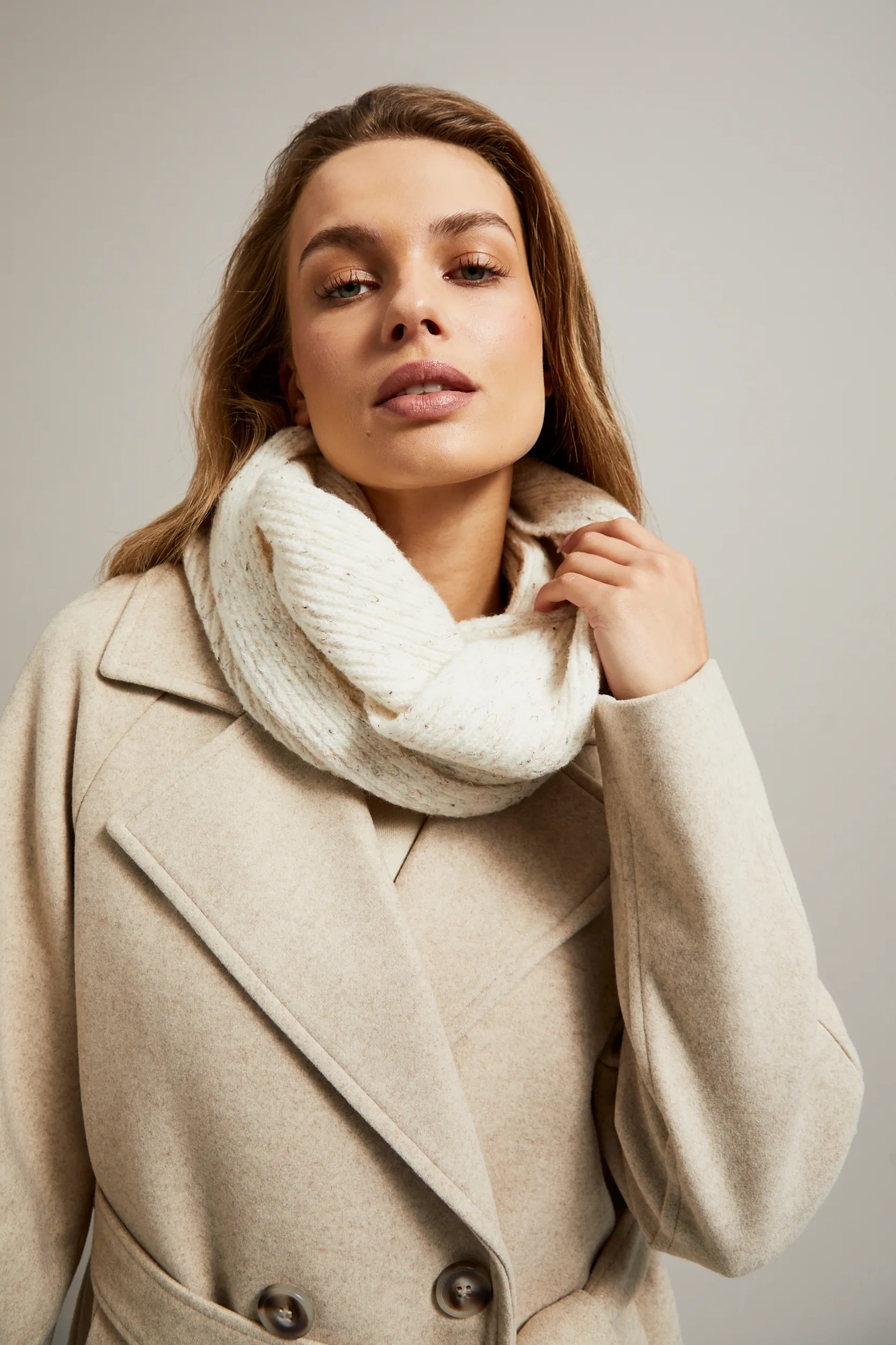 Komin ze strukturalnego materiału beżowy