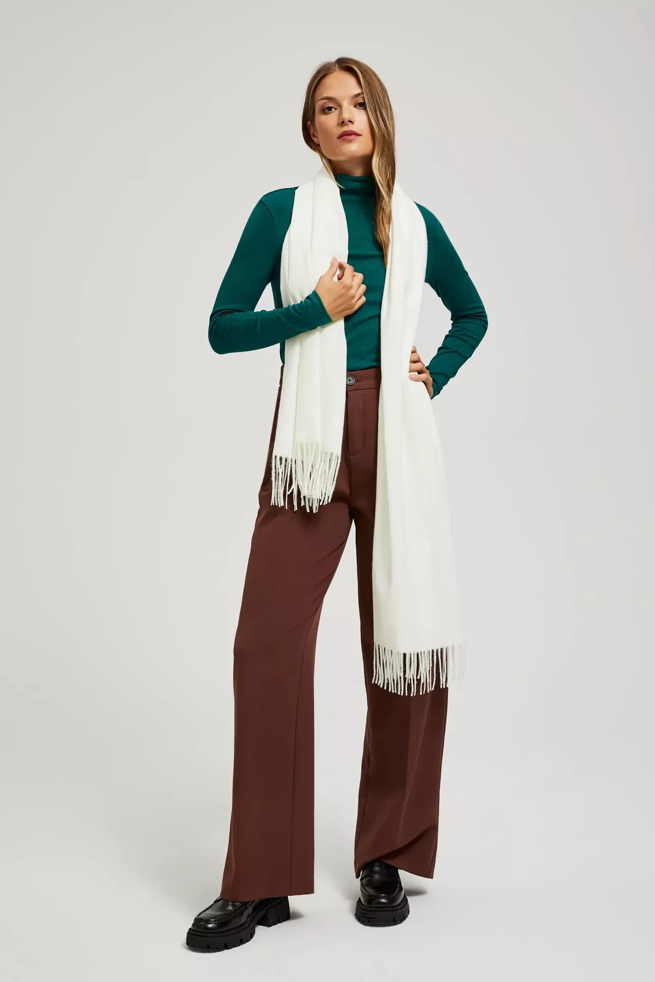 Szalik z delikatnymi frędzlami