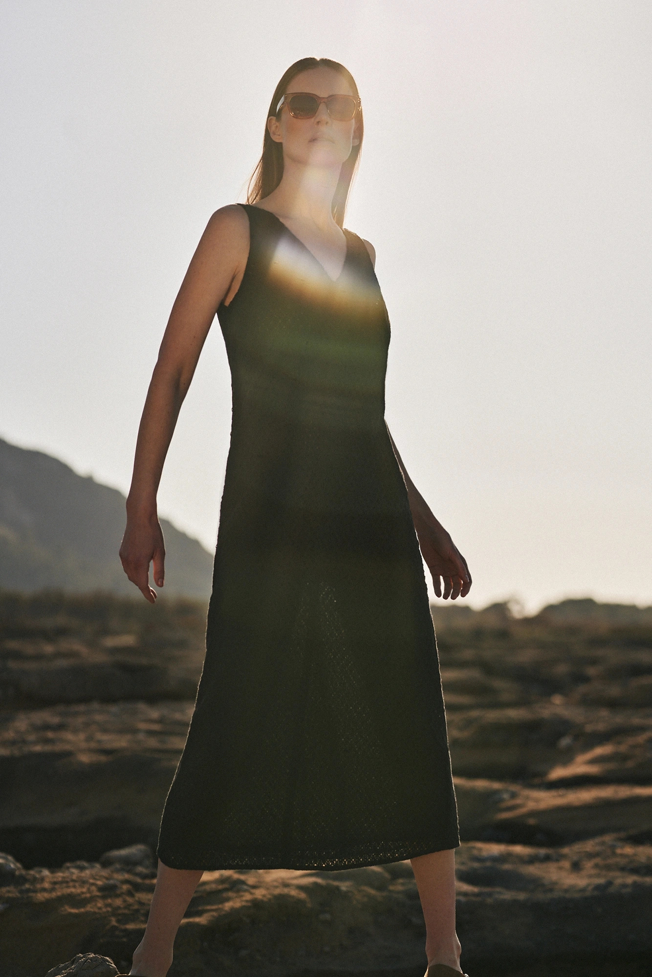 Ażurowa sukienka z dekoltem w serek czarna