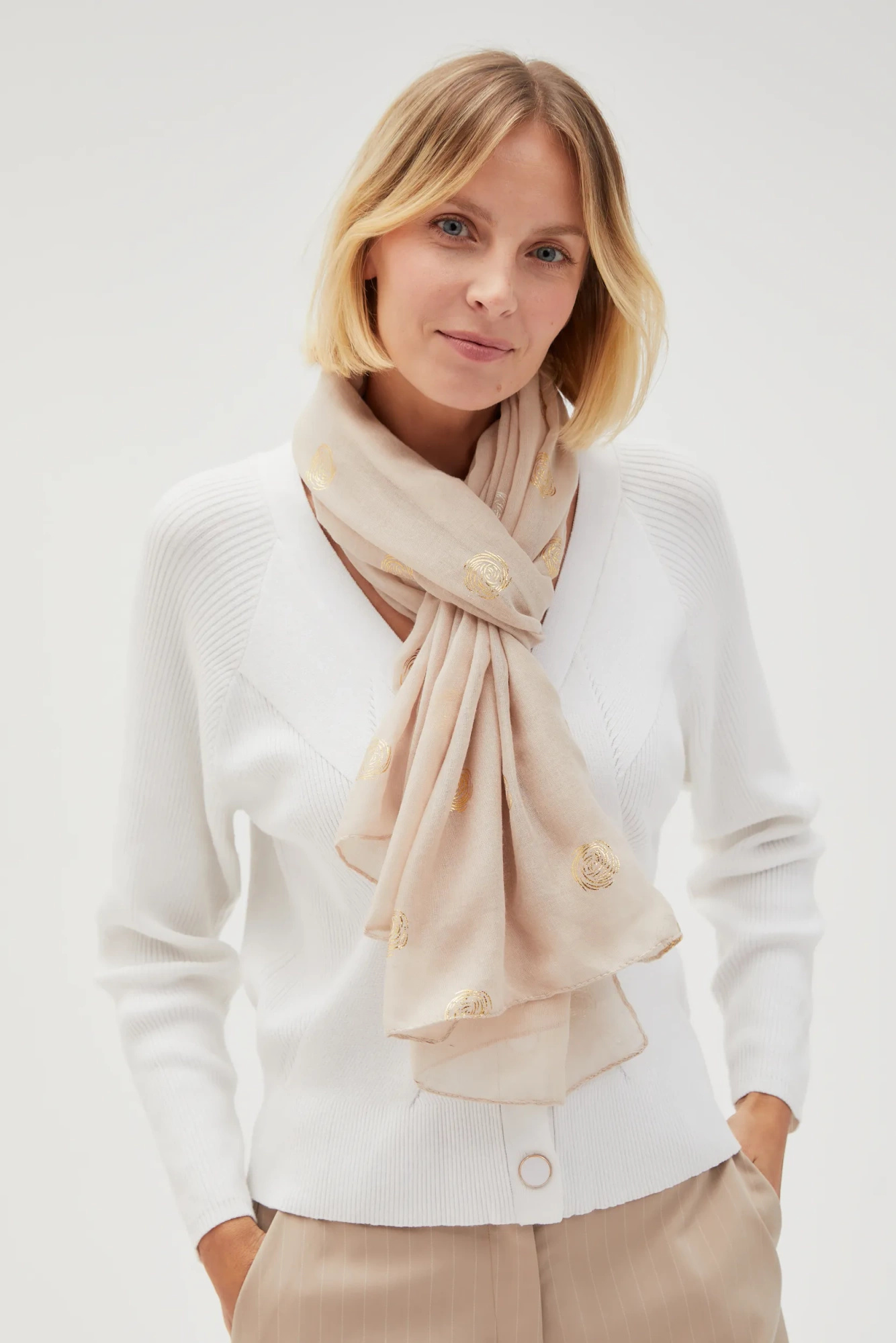 Szal ze złotym nadrukiem różowy