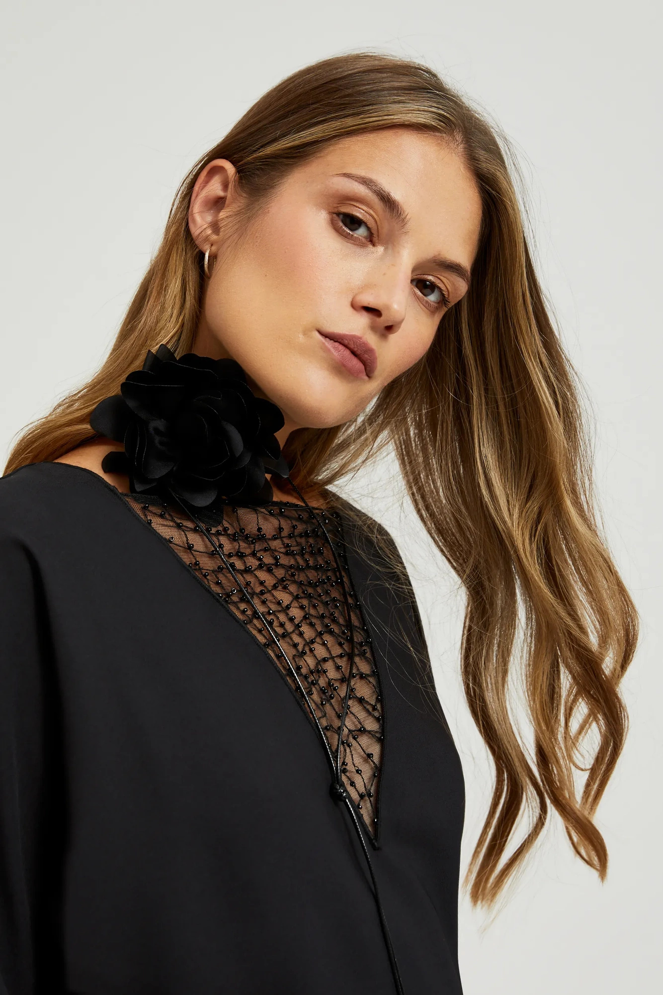 Wiązany choker z materiałowym kwiatem czarny