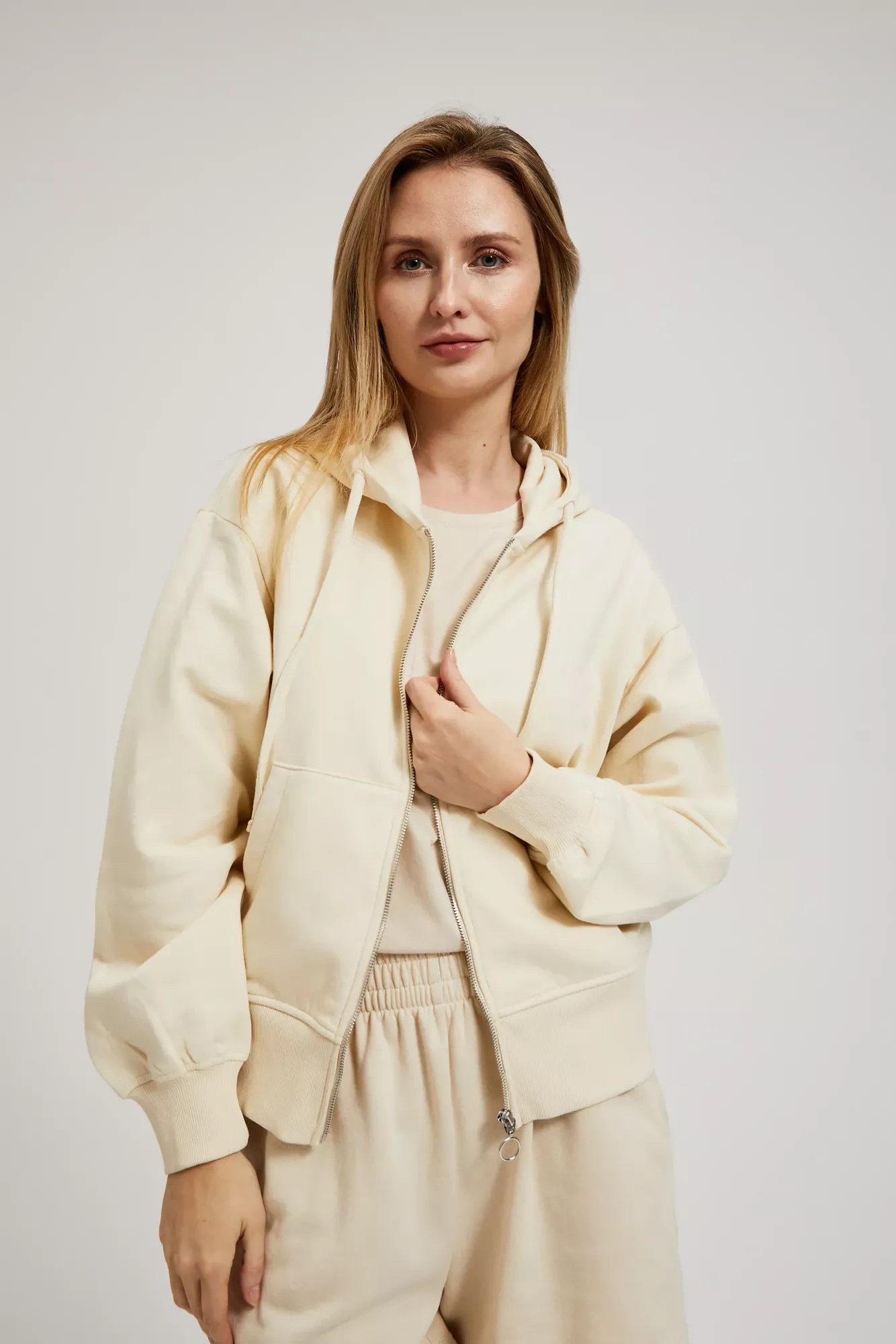 Rozpinana bluza z kapturem i bufiastymi rękawami beżowa