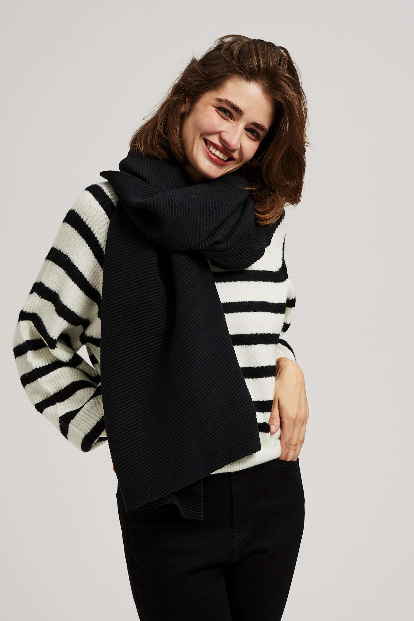 Prążkowany szalik czarny