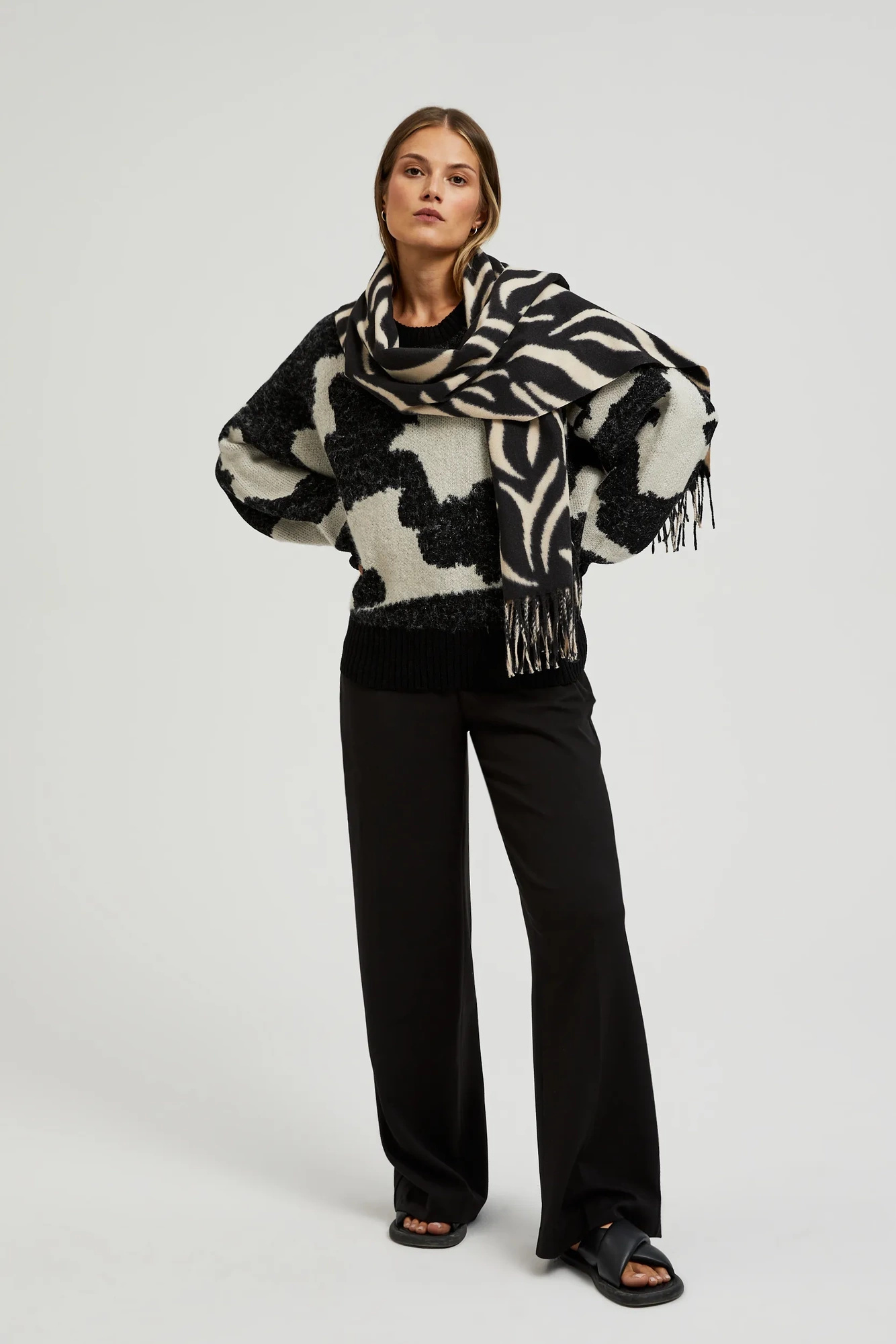 Szal w zwierzęcy wzór beżowy