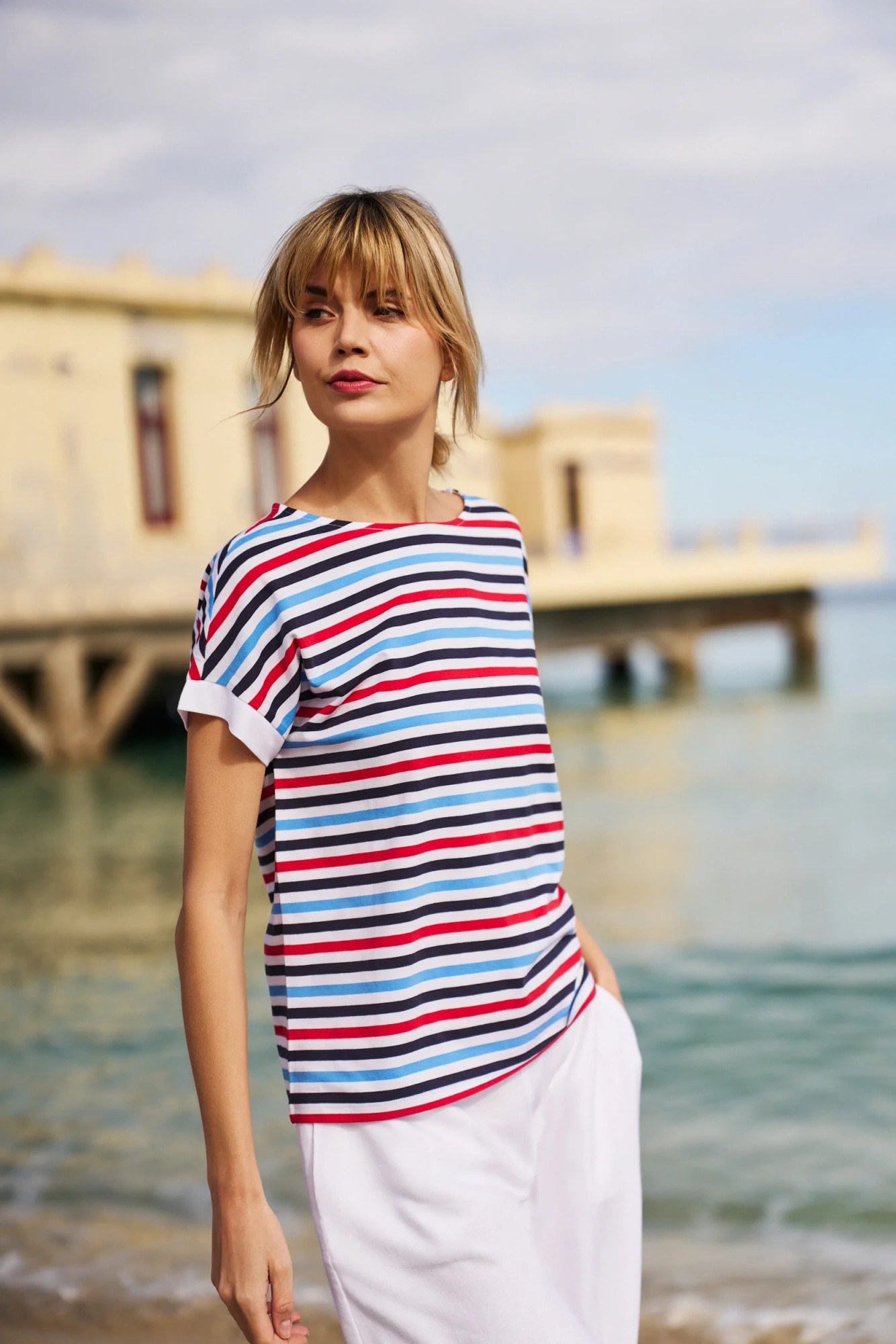 T-shirt w paski granatowy