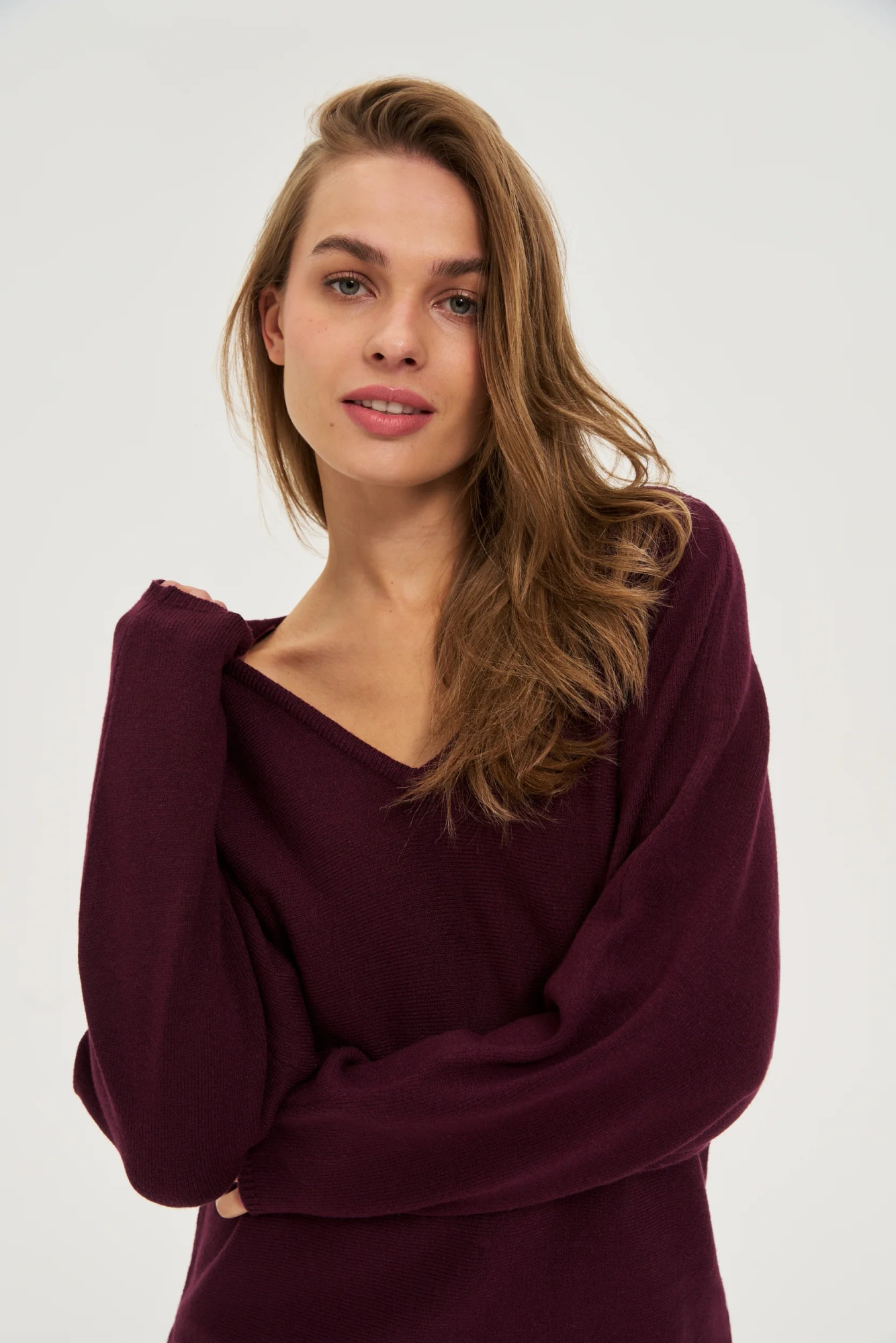 Sweter z dekoltem w serek burgundowy