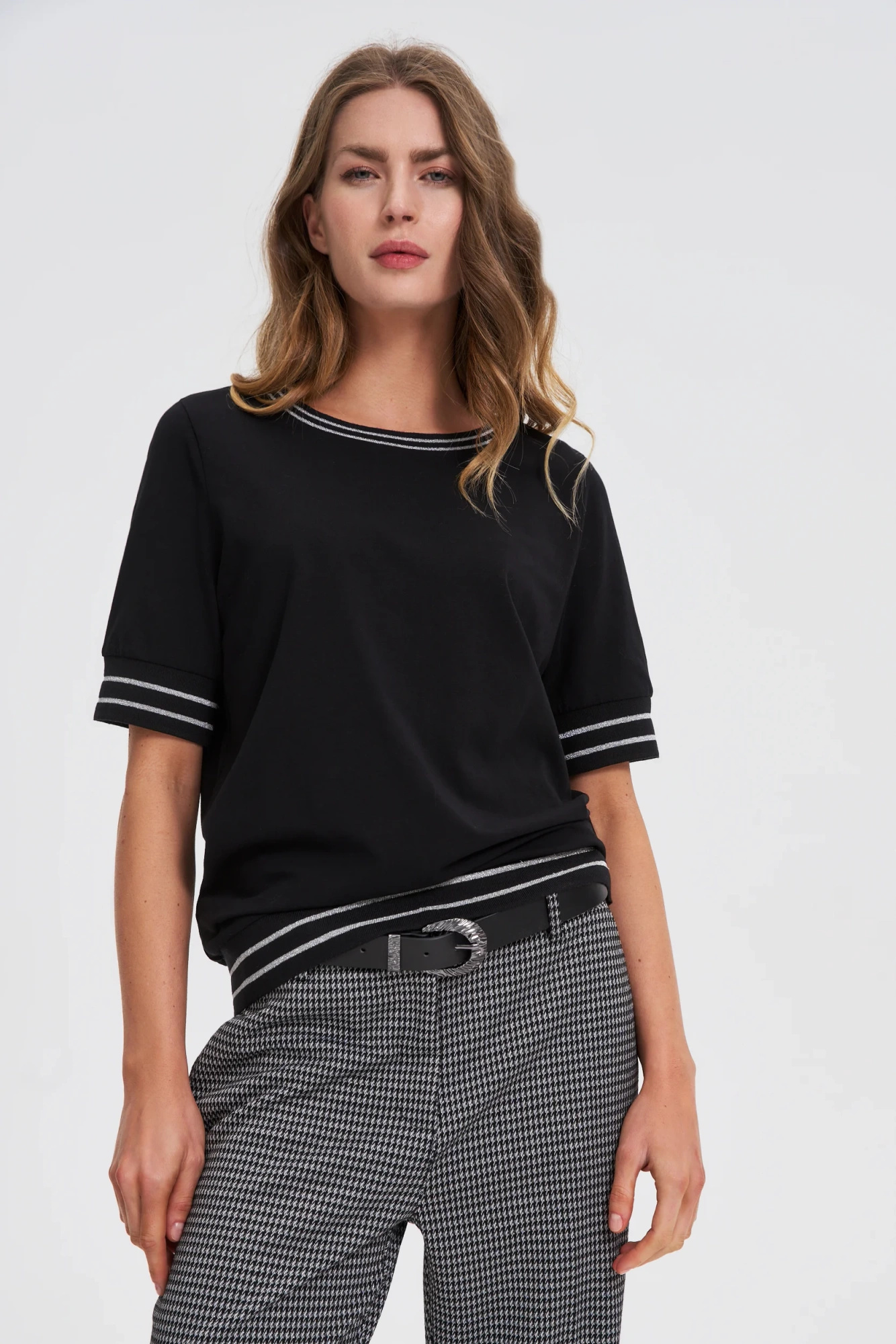 Pasek z klamrą w srebrnym kolorze