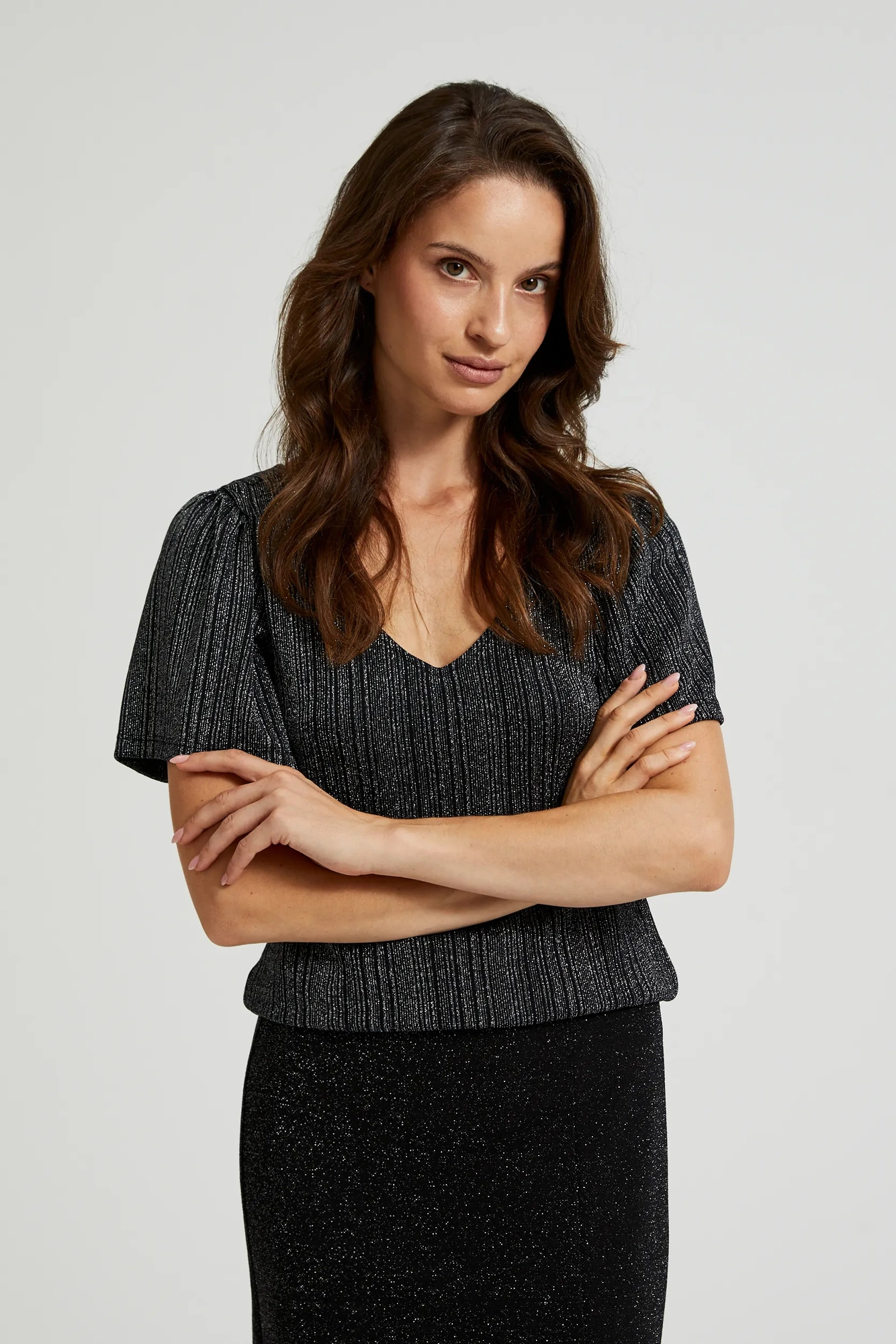 Blyszcząca bluzka z dekoltem w serek czarna