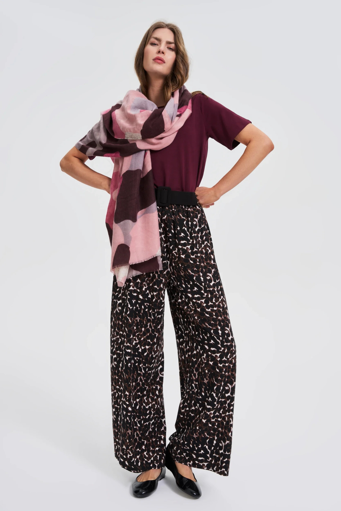 Wzorzysty szal burgundowy