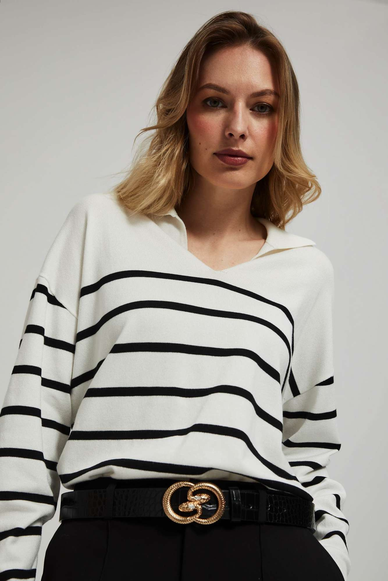 Pasek z ozdobną klamrą w kształcie węży czarny