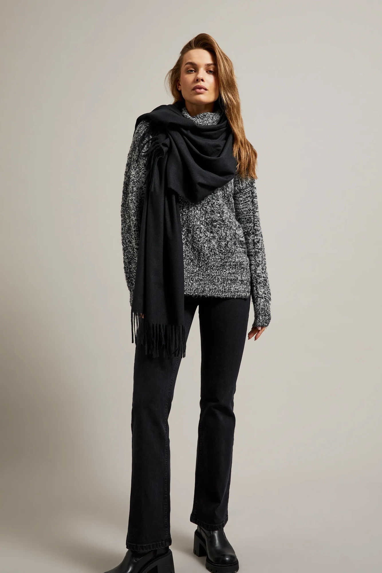 Gładki szalik z frędzlami czarny