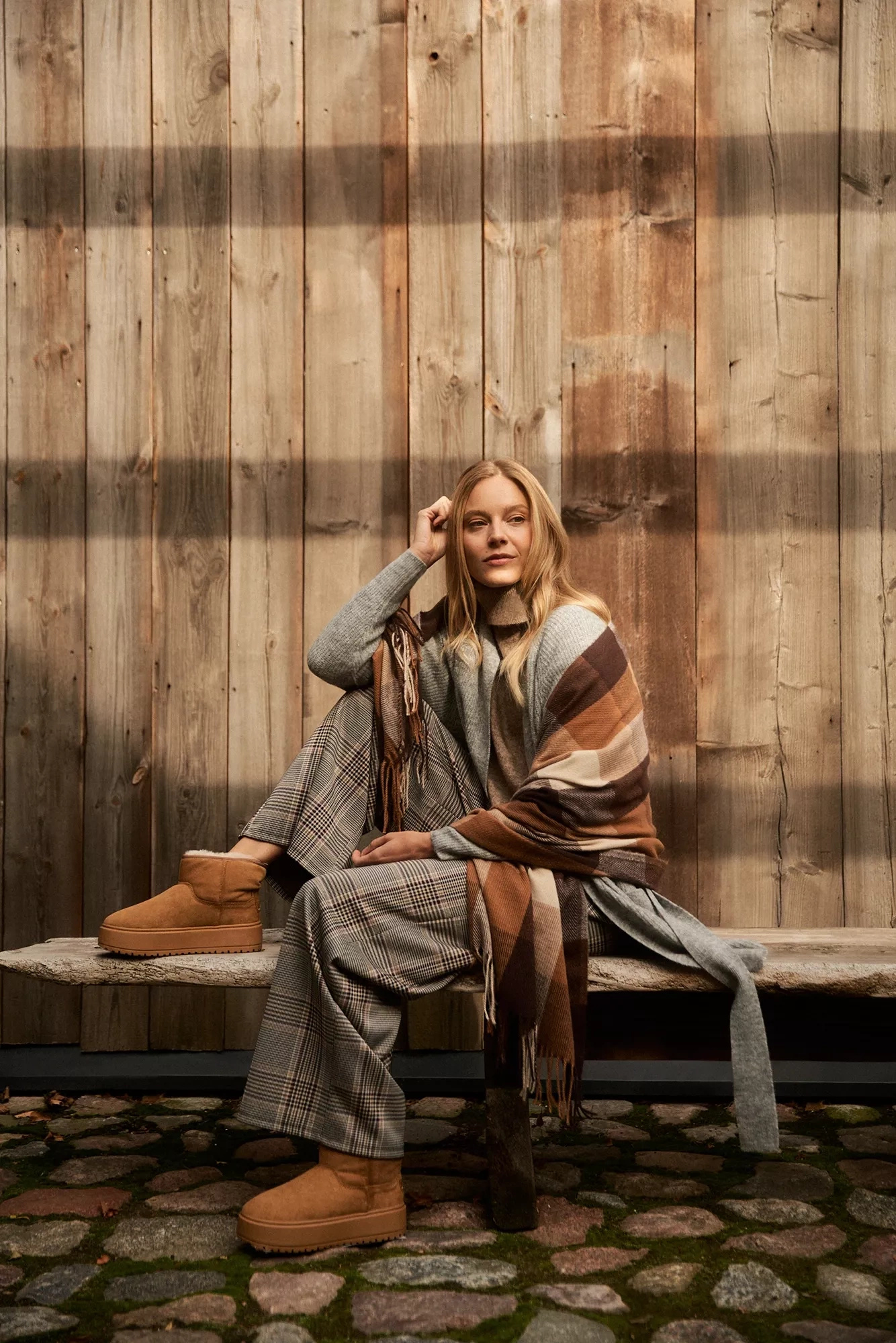 Elegancki szalik w kratę brązowy