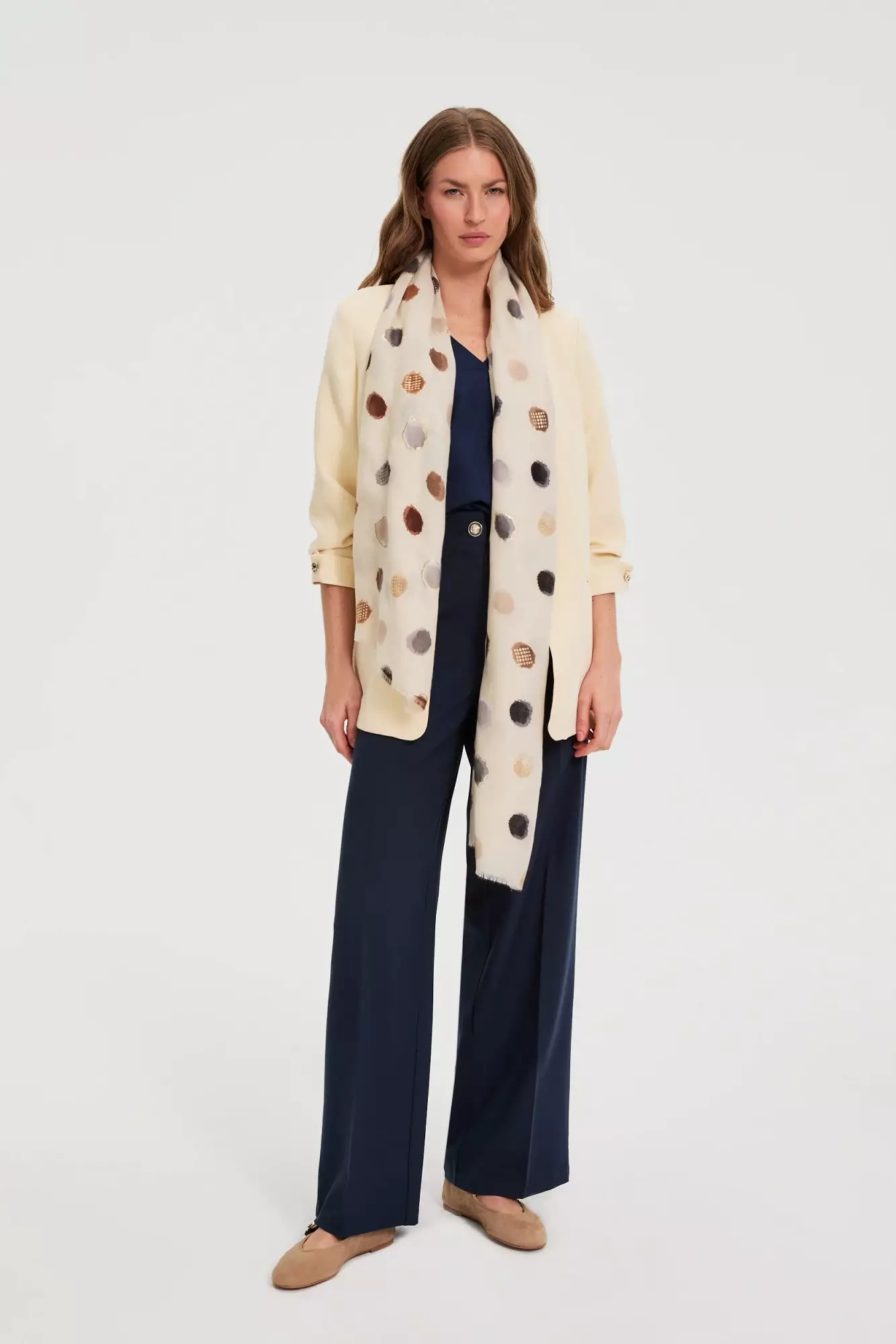 Szal w kropki beżowy