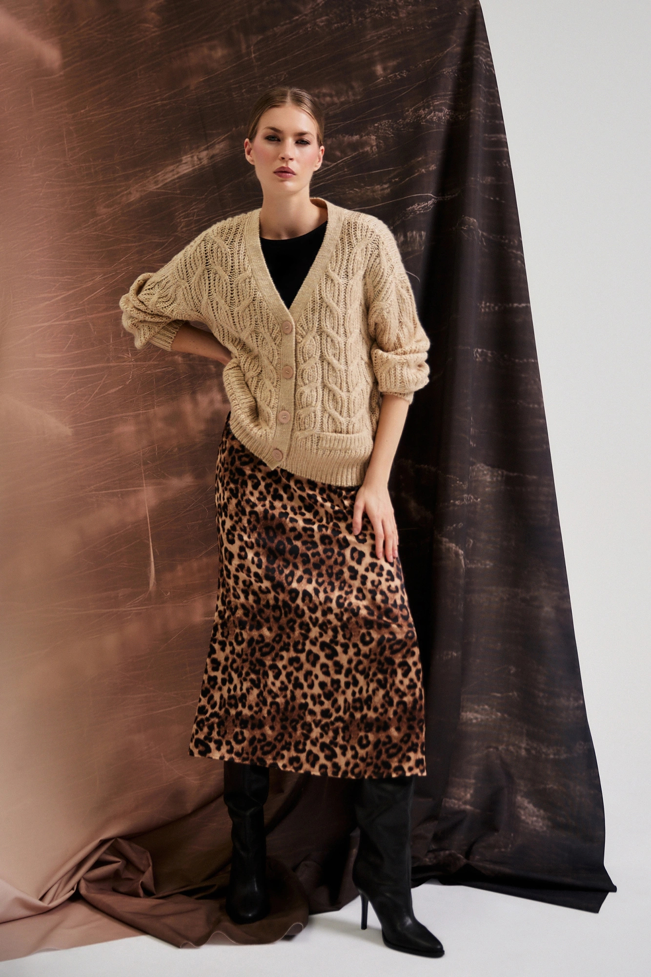 Kardigan z dekoltem w serek beżowy