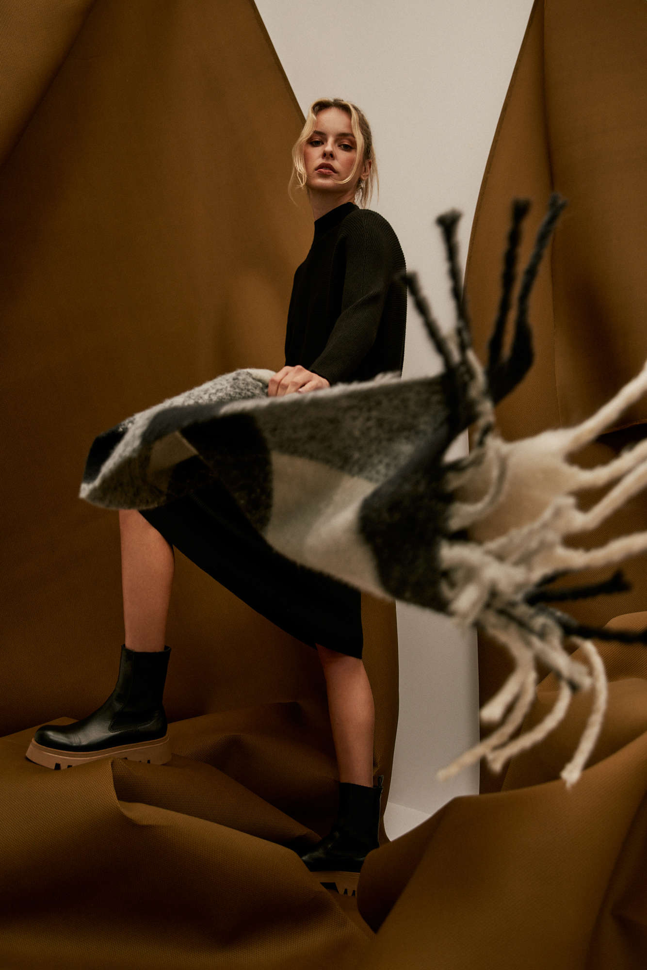 Szal w dużą kratę z frędzlami czarny