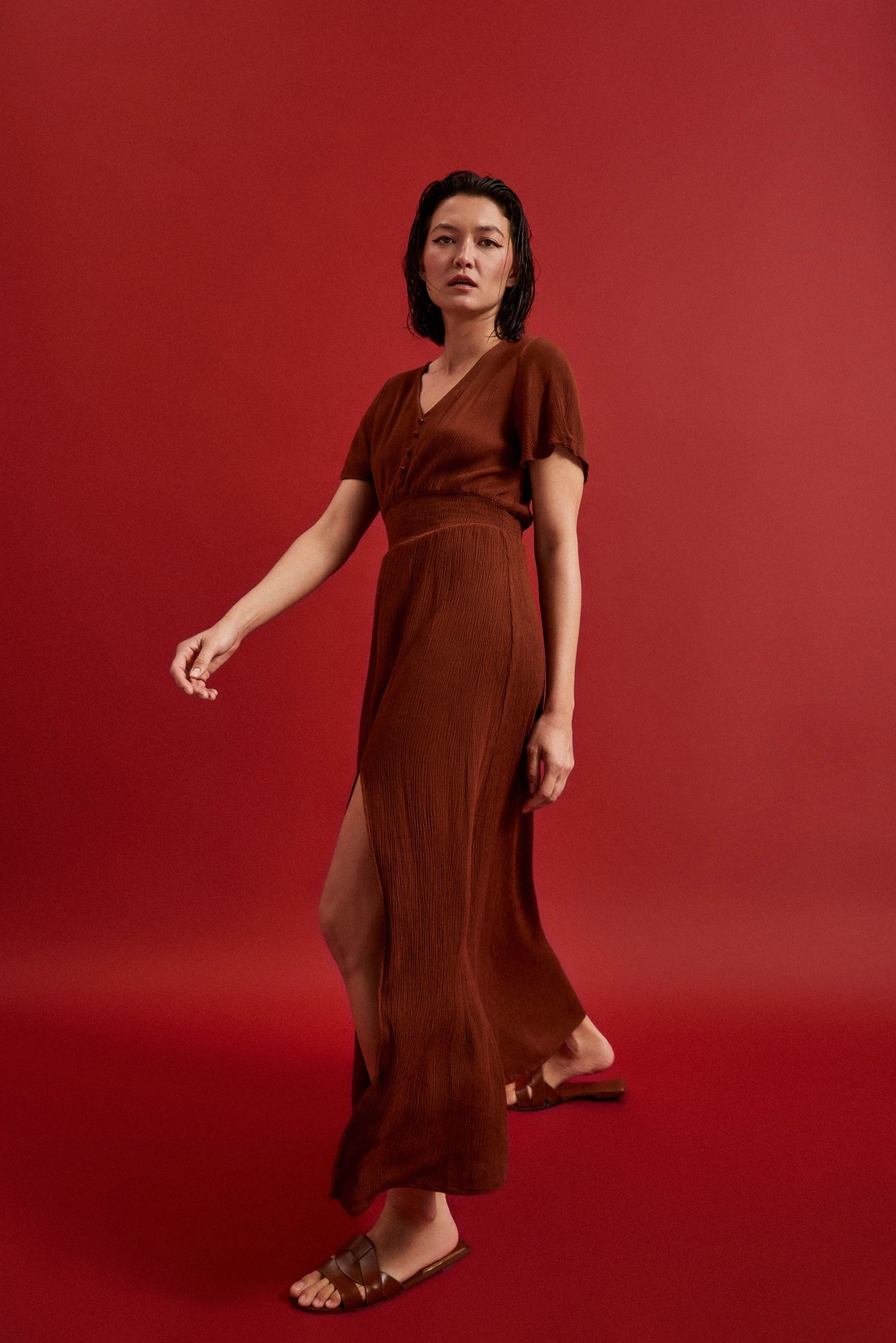 Wiskozowa sukienka z gumą w pasie brązowa