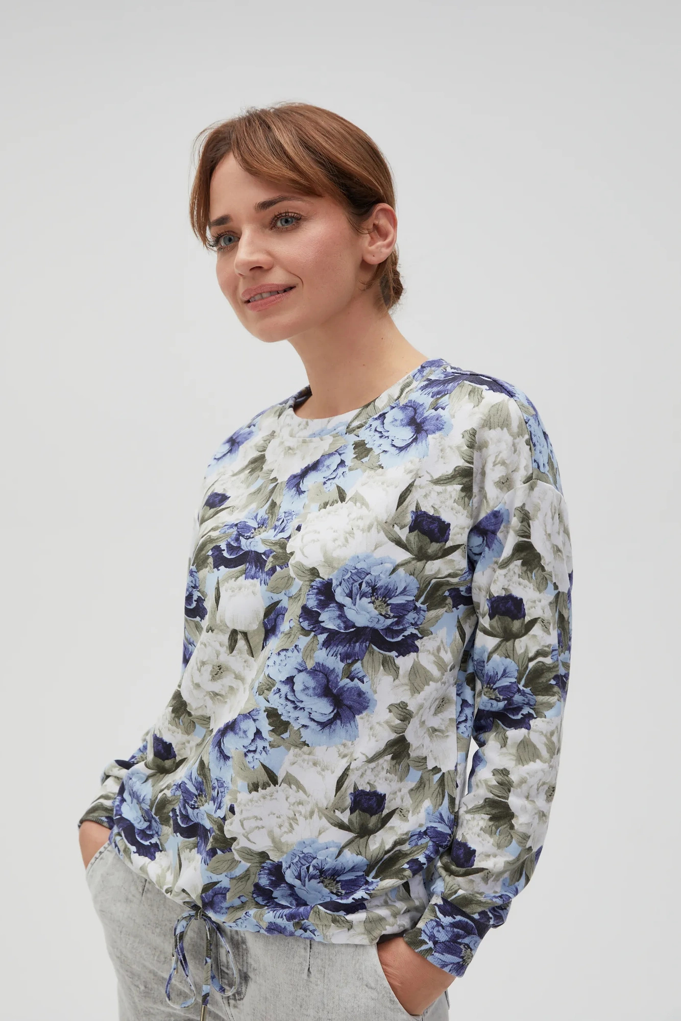 Bluza w kwiaty bez kaptura niebieska