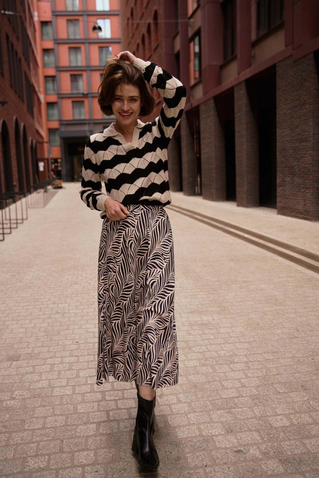 Wiskozowa spódnica midi granatowa