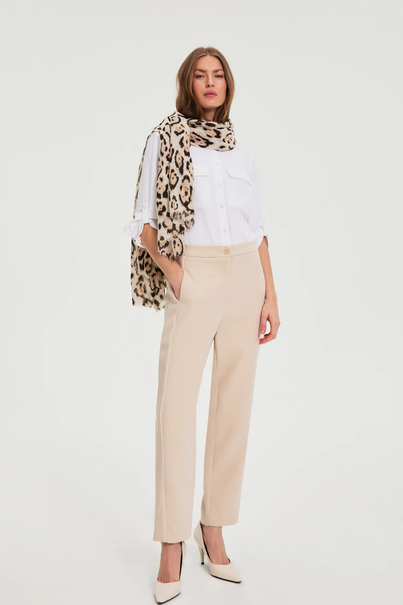 Szal w panterkę beżowy