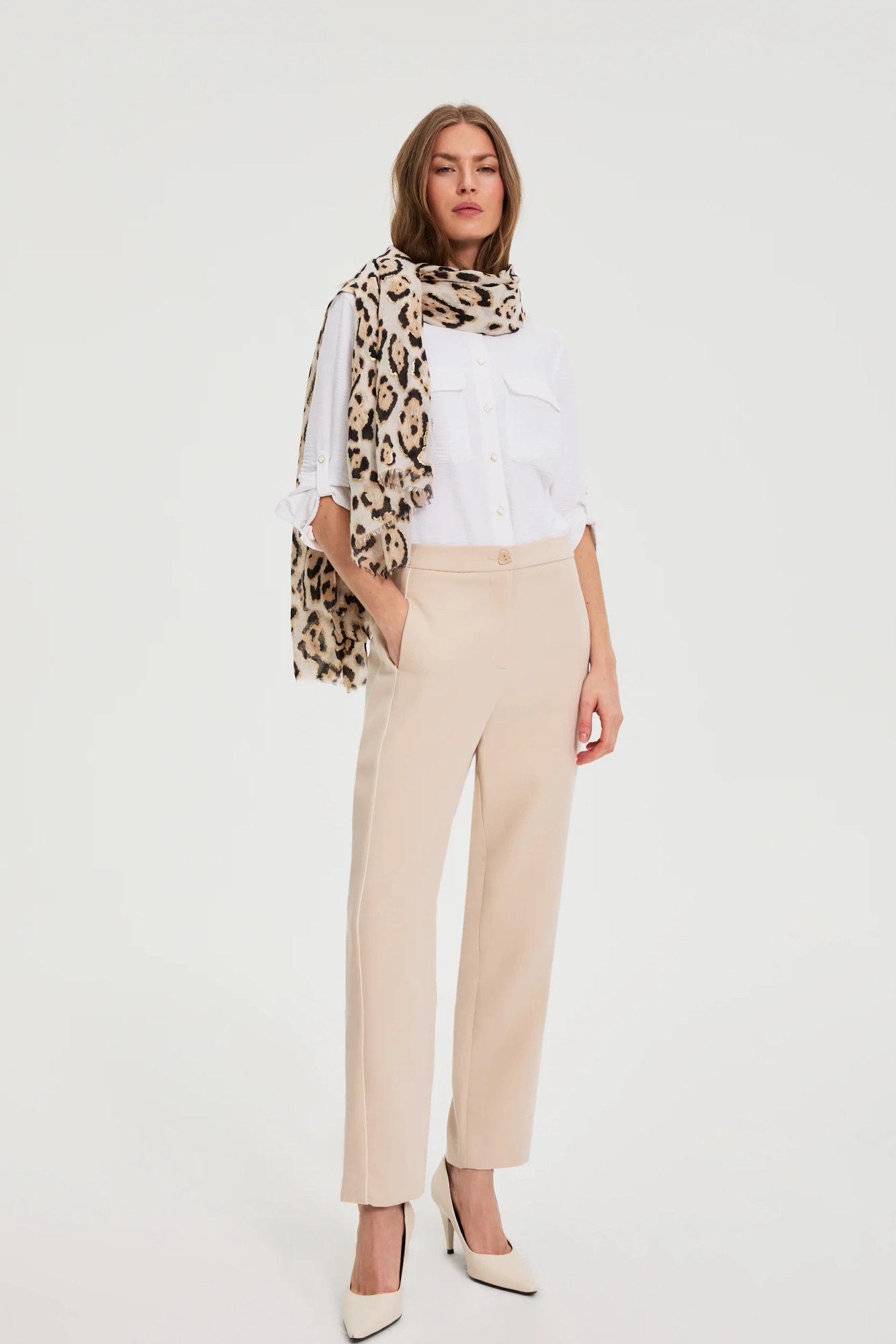 Szal w panterkę beżowy