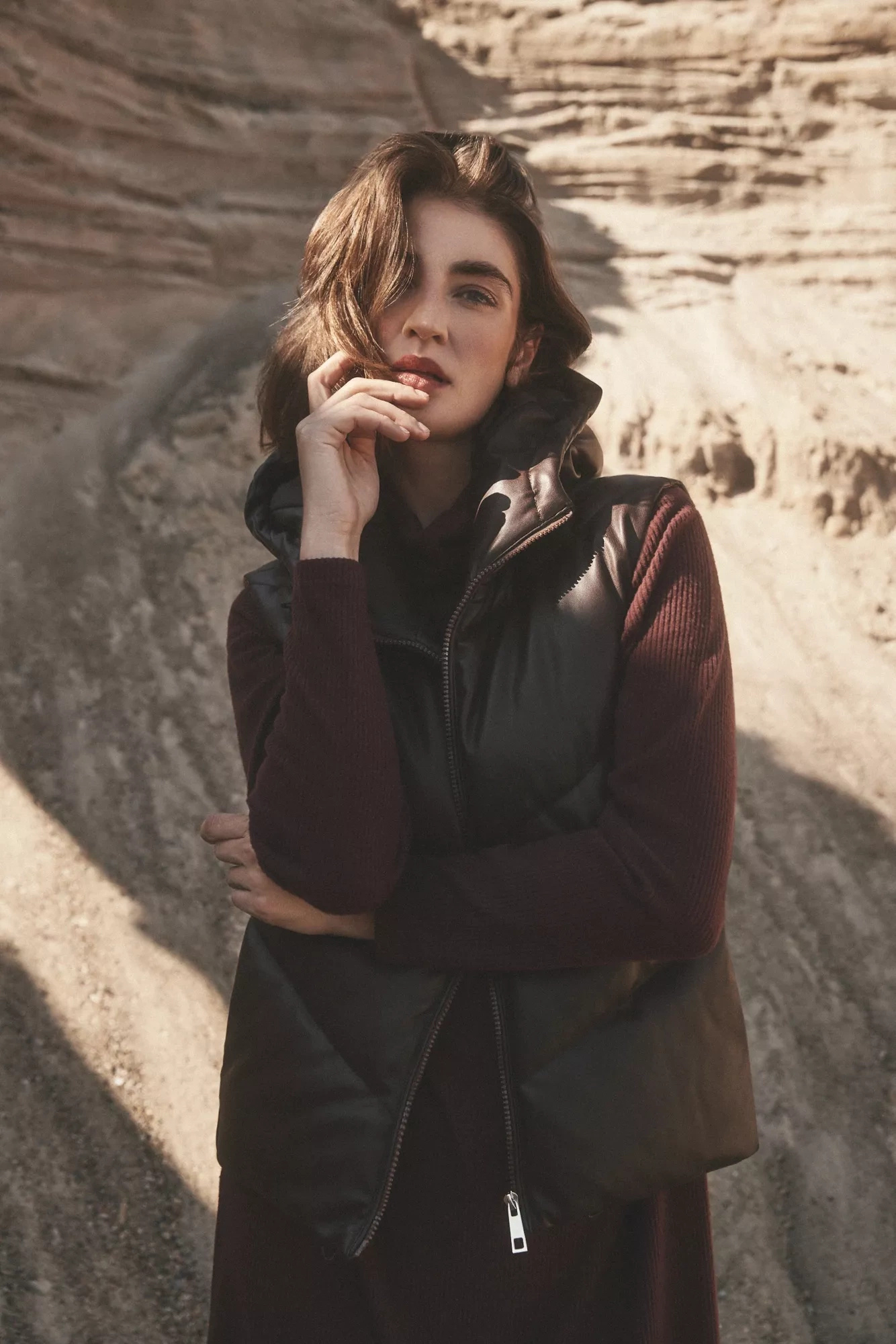 Pikowana kamizelka z kapturem brązowa