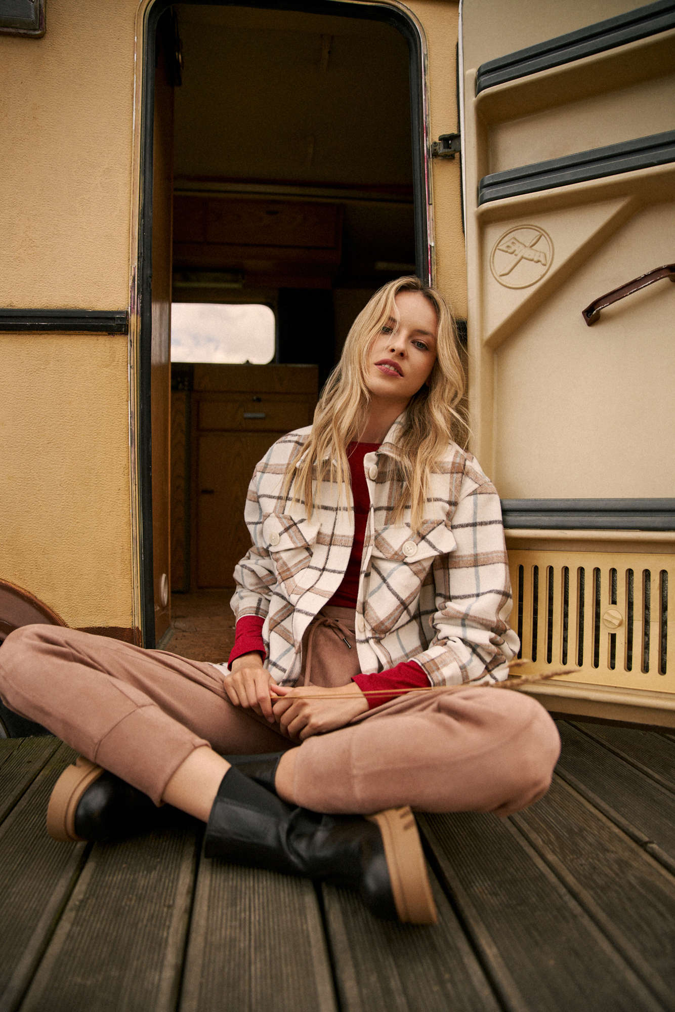 Dresowe spodnie z zapinanymi kieszeniami kawowe