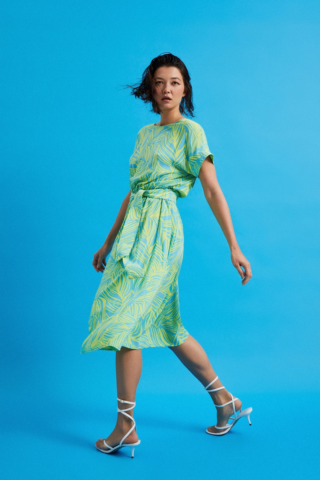 Sukienka z wiązaniem w talii turkusowa