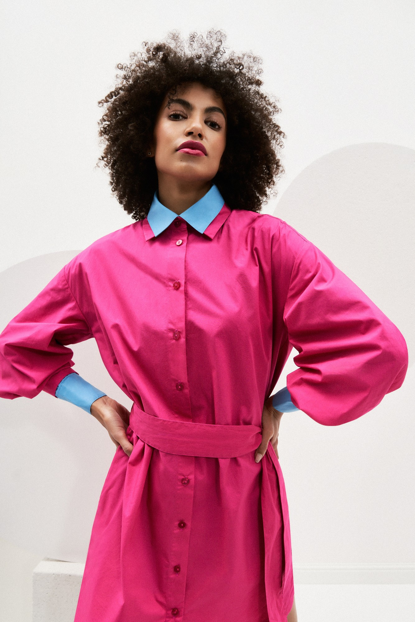 Koszulowa sukienka z paskiem w talii