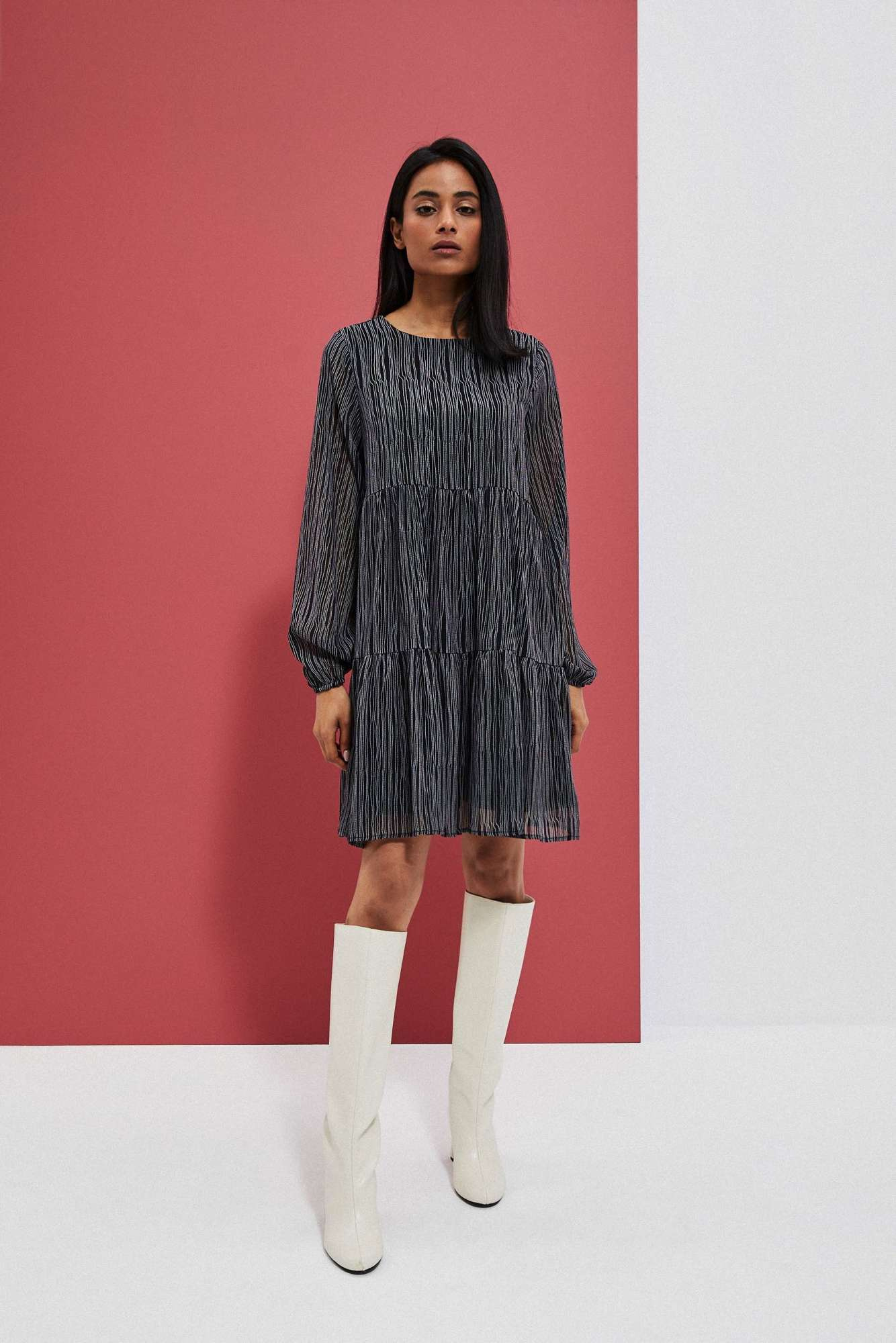 Trapezowa sukienka z printem czarna