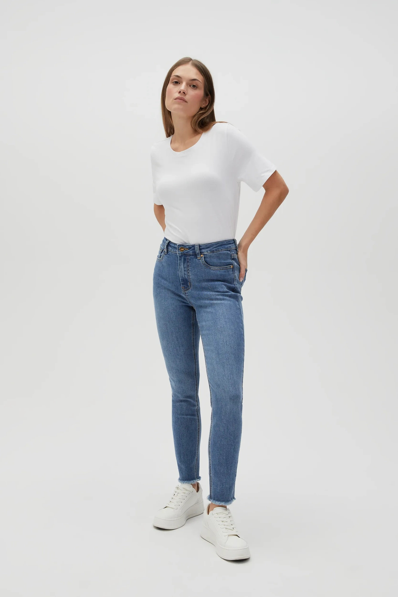 Spodnie rurki z postrzępionymi nogawkami niebieskie