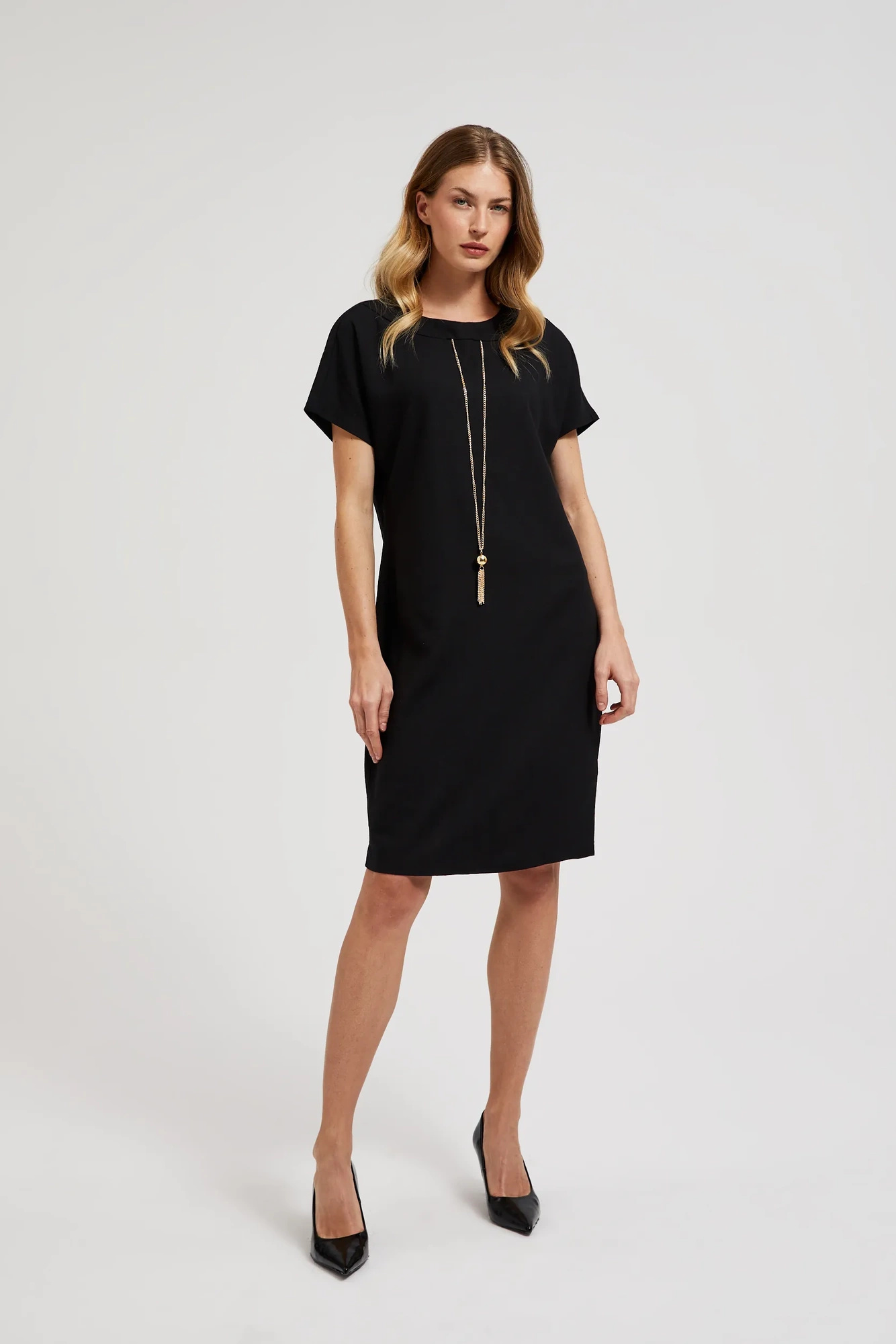 Gładka sukienka z łańcuszkiem czarna
