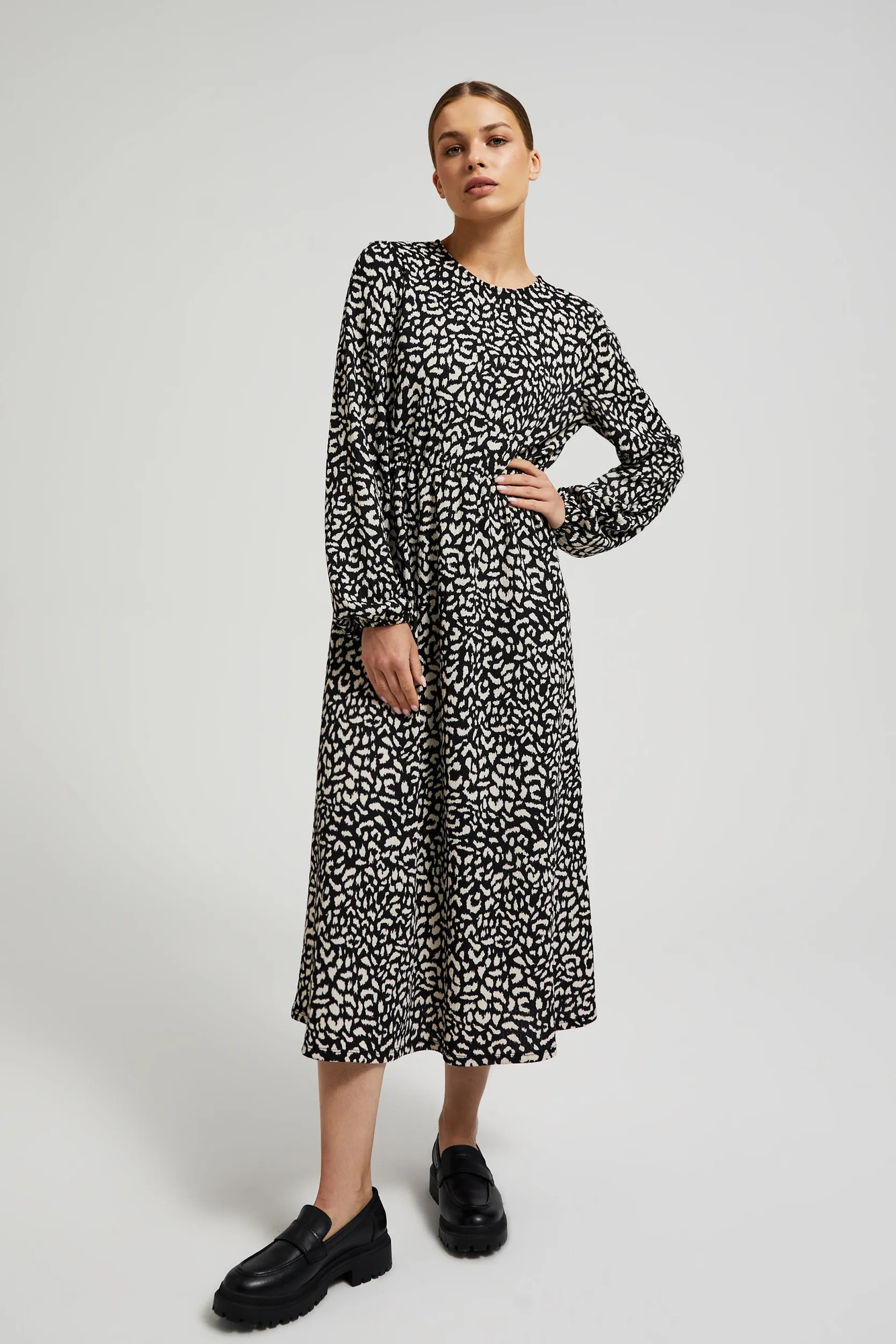 Sukienka midi z rozkloszowanym dołem czarna