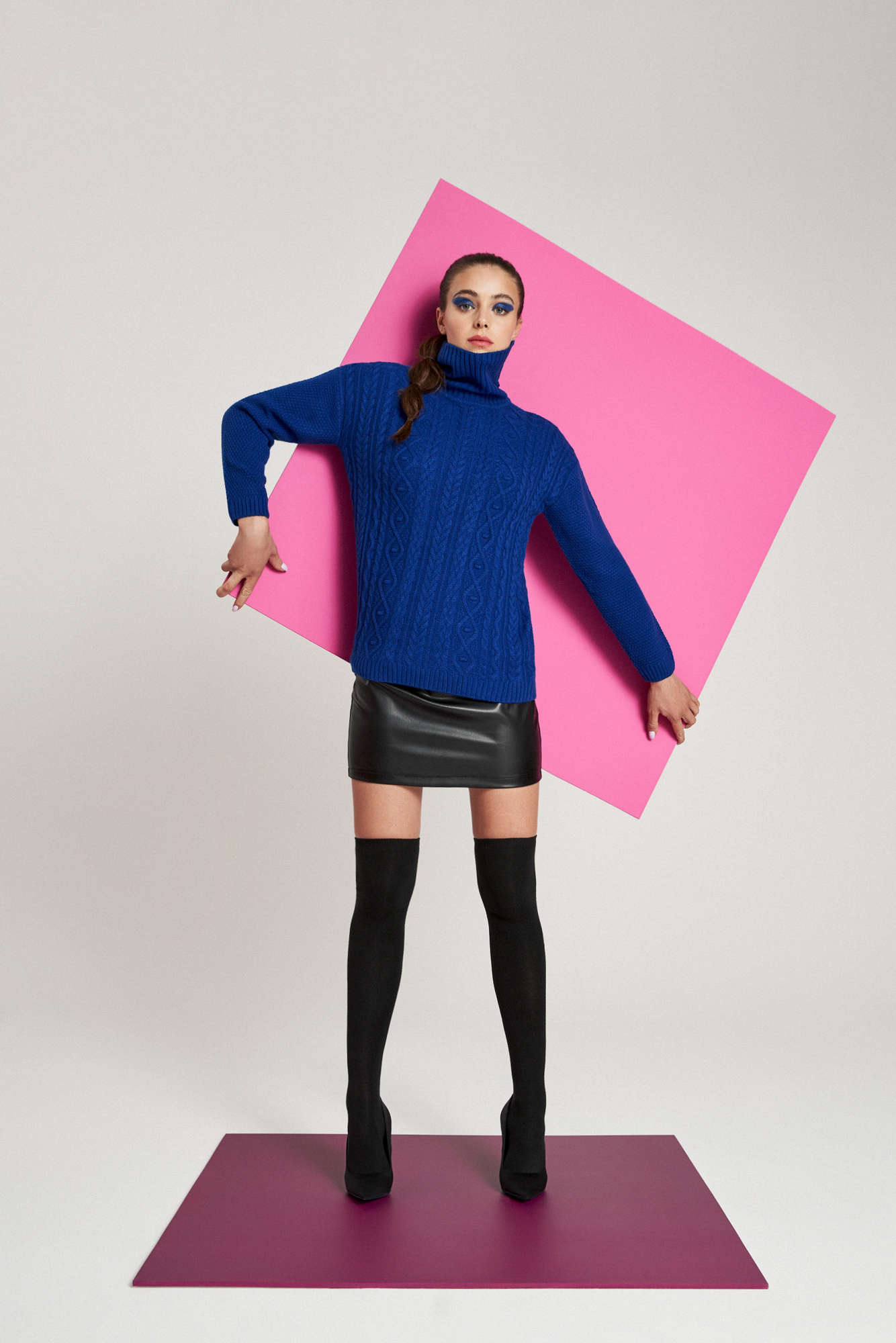 Sweter w warkoczowy splot lazurowy