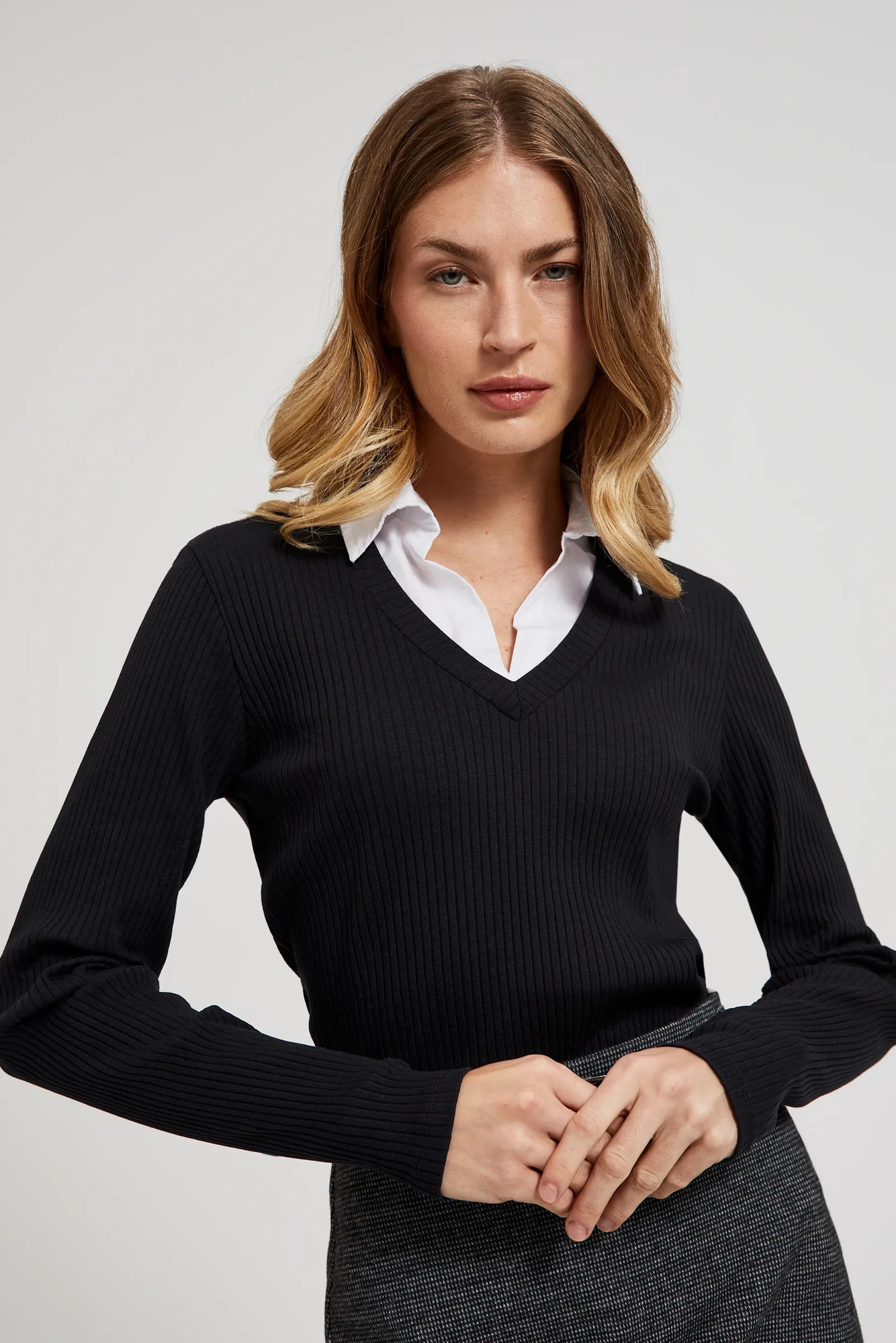 Prążkowana bluzka z kołnierzykiem czarna