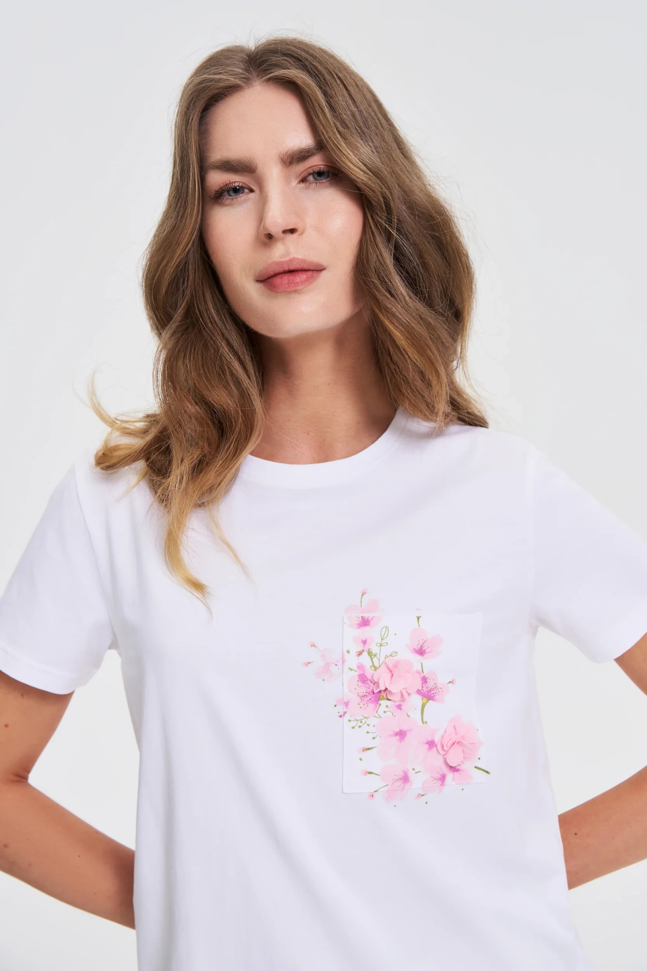 T-shirt z printem na kieszonce biały