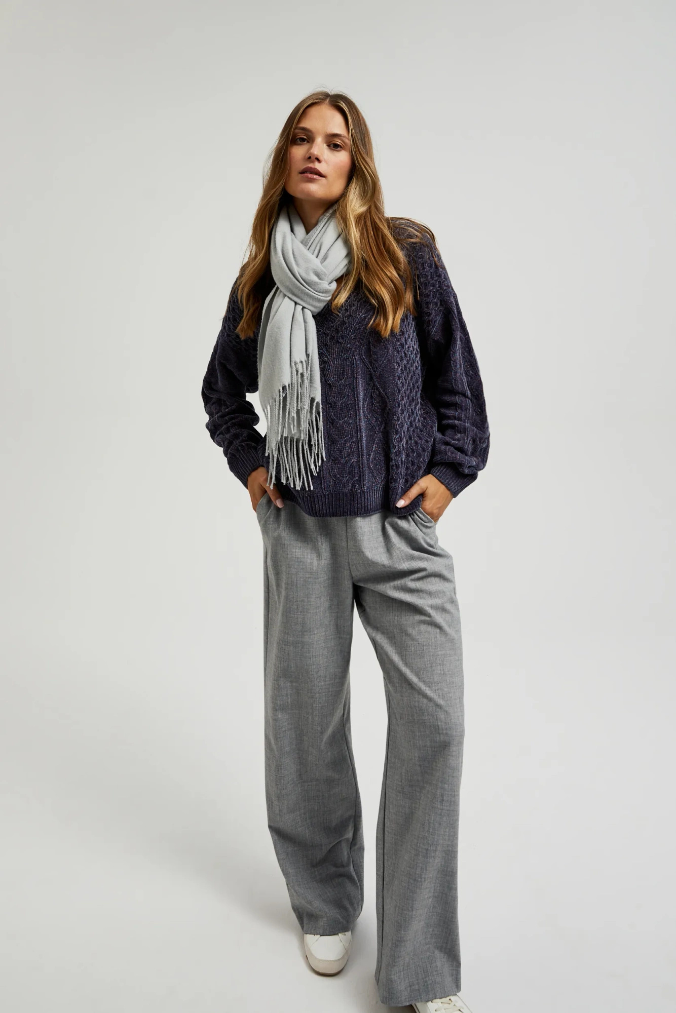 Gładki szalik z frędzlami szary