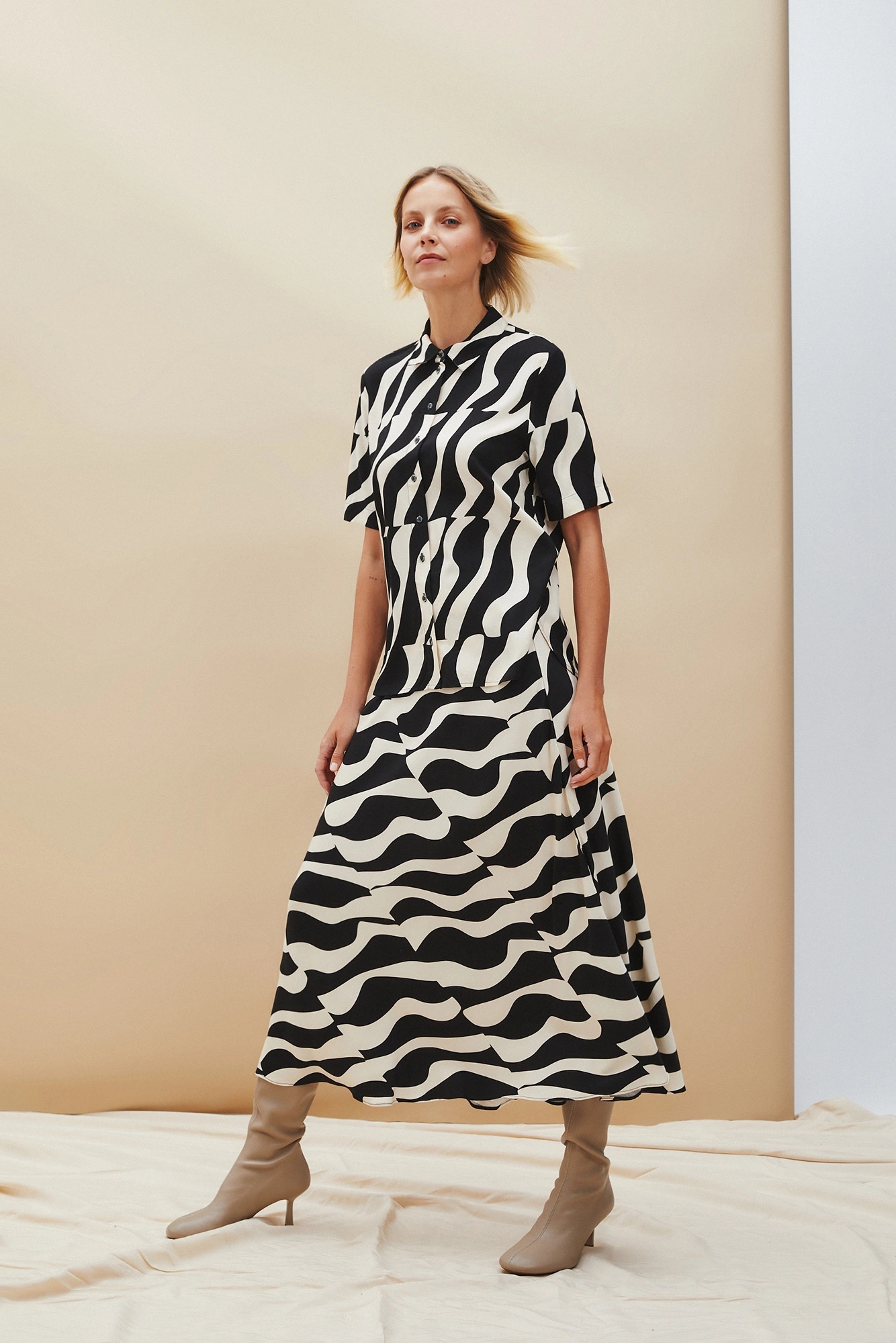 Wiskozowa spódnica z wzorem czarna