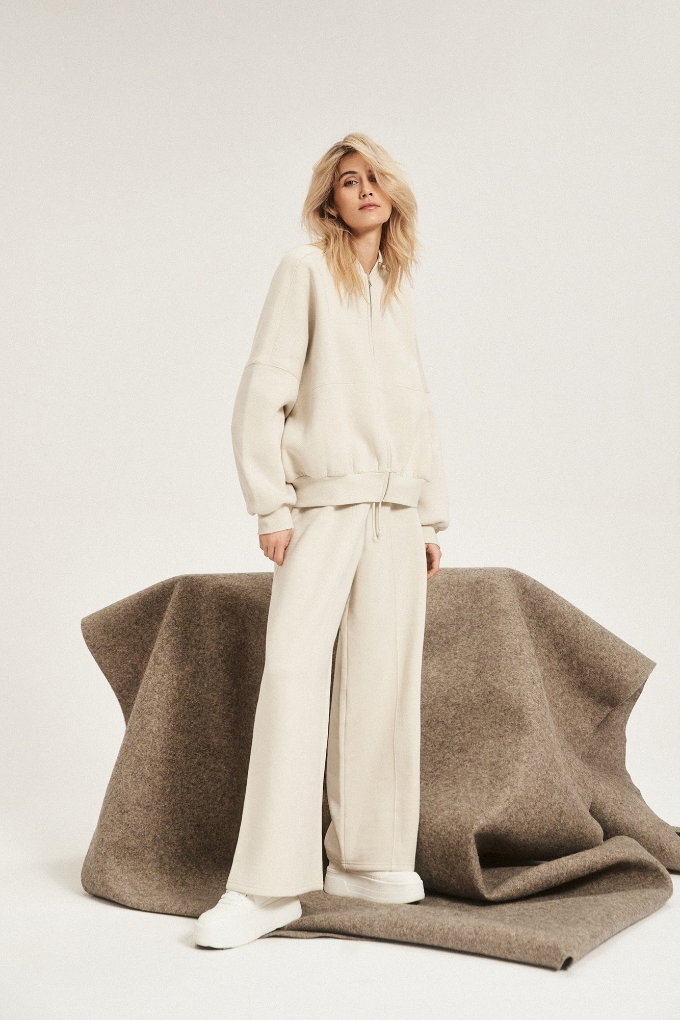 Bluza zapinana na zamek bez kaptura beżowa