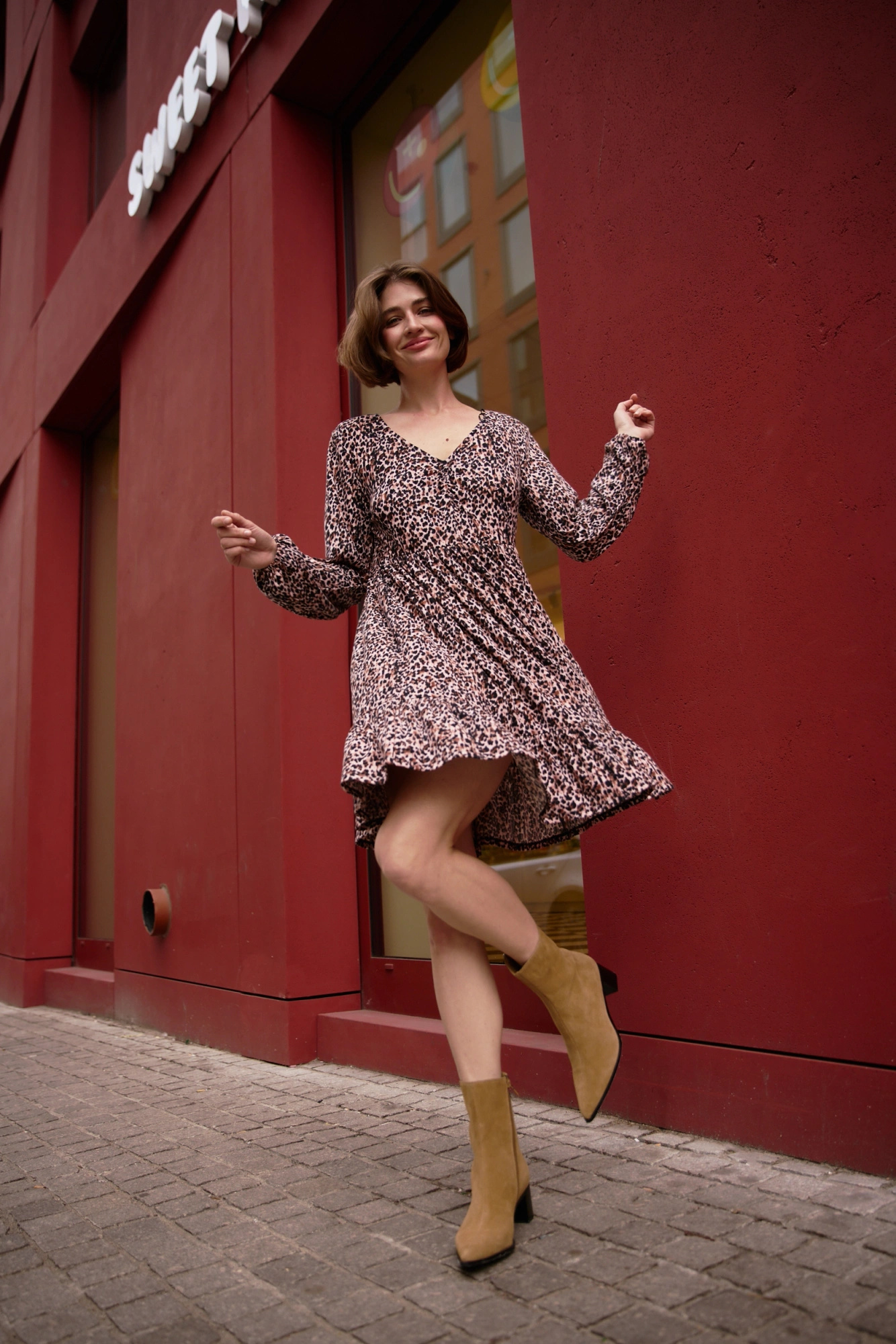 Sukienka w panterkę z falbaną czarna