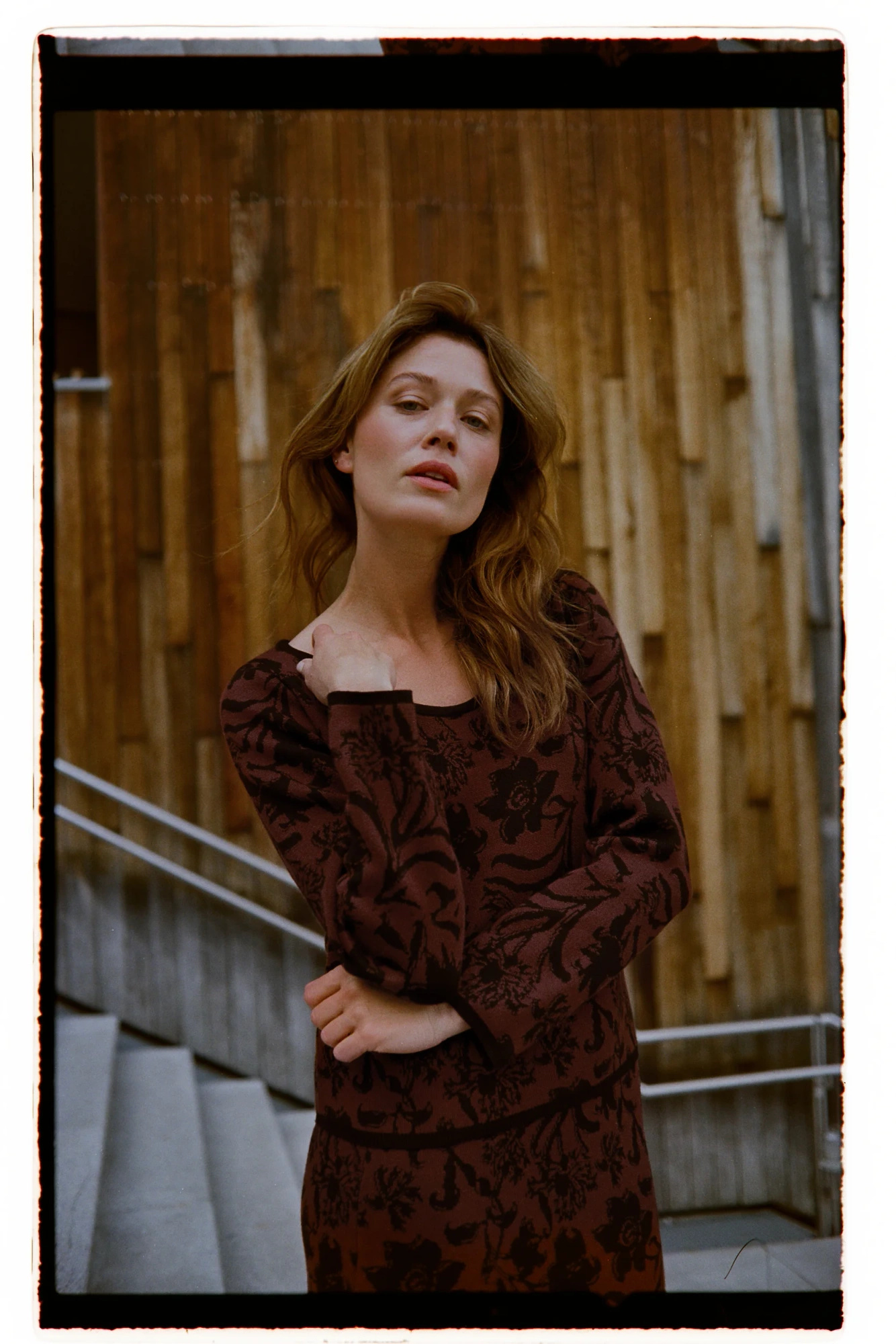 Sweter w roślinny wzór brązowy