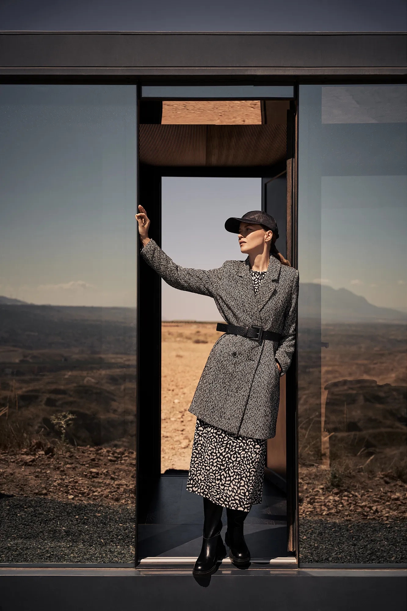 Płaszcz w delikatną jodełkę czarny