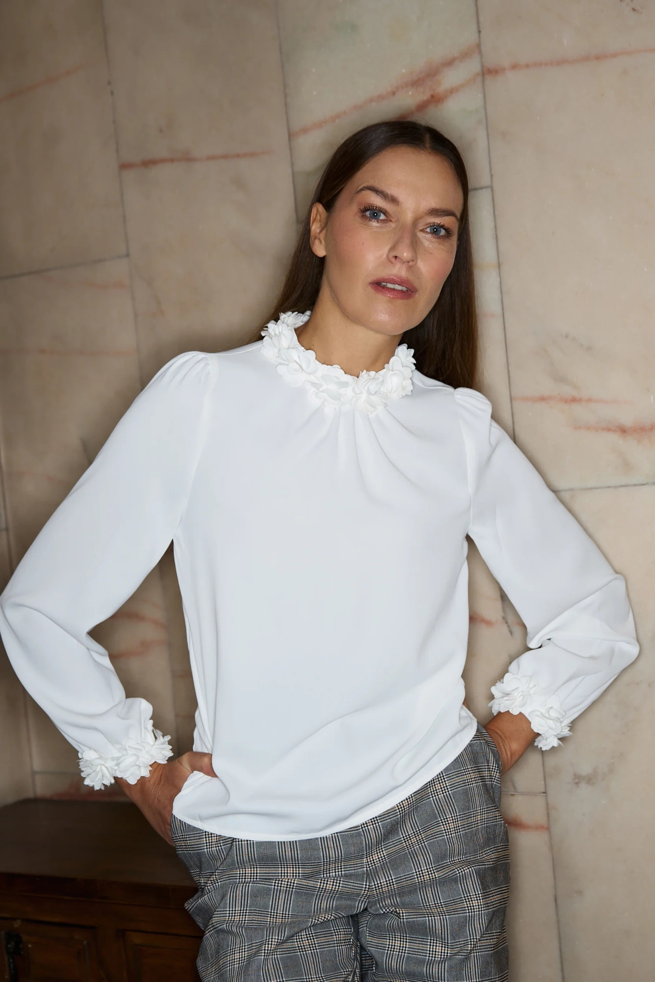 Koszula z ozdobnym dekoltem biała