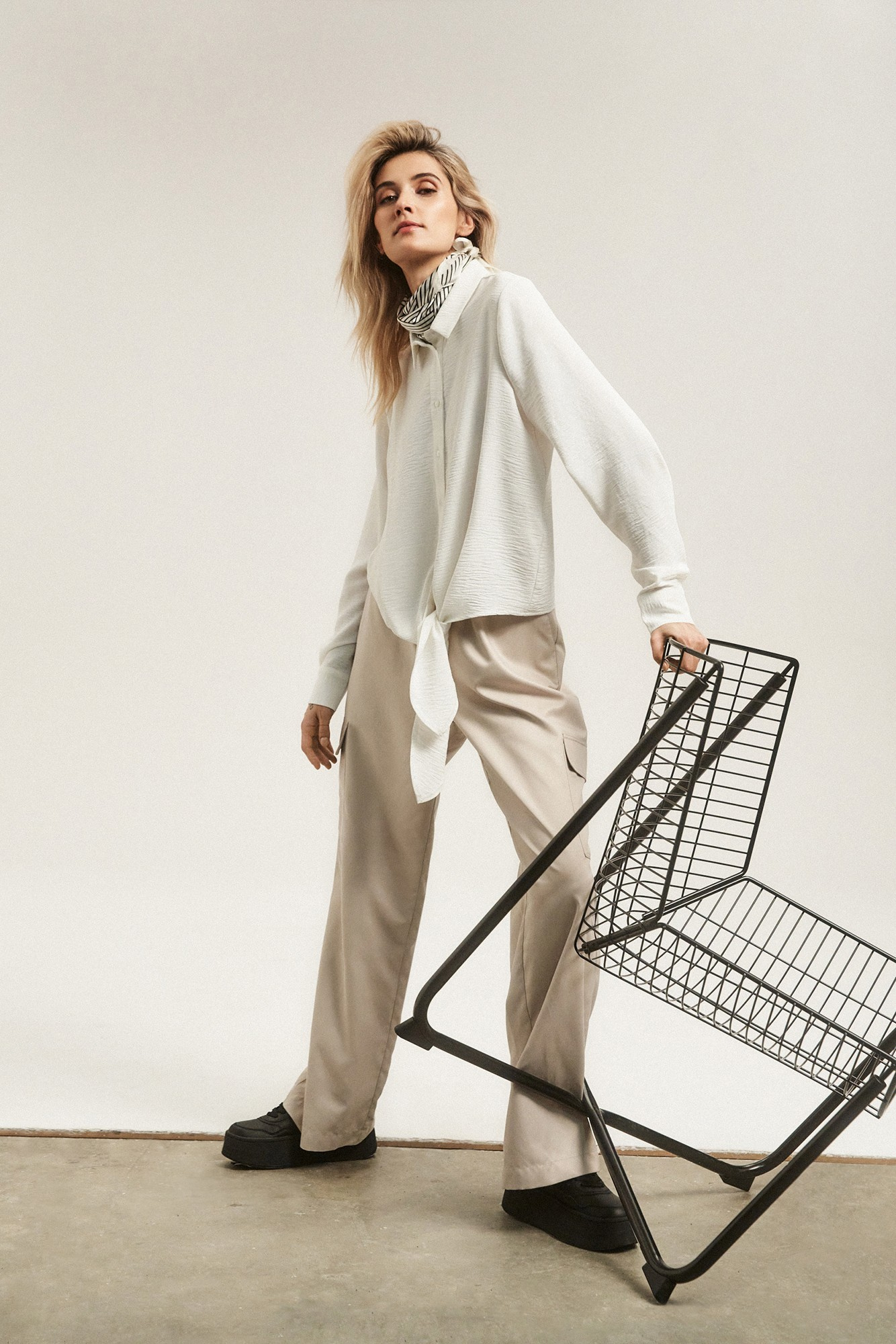 Koszula z długimi rękawami i wiązaniem biała