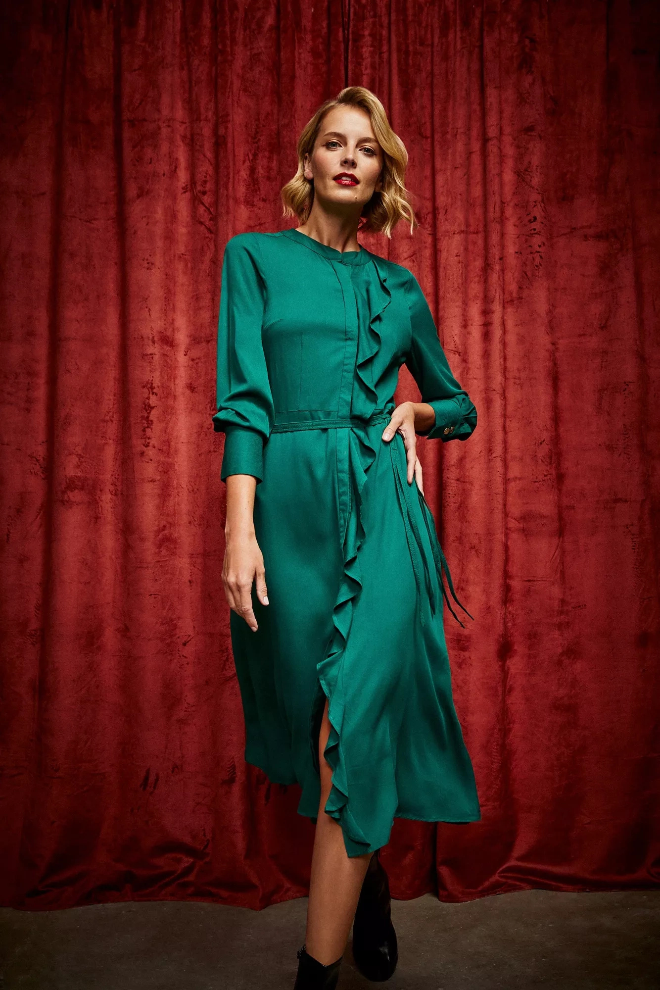 Sukienka midi z falbaną szmaragdowa