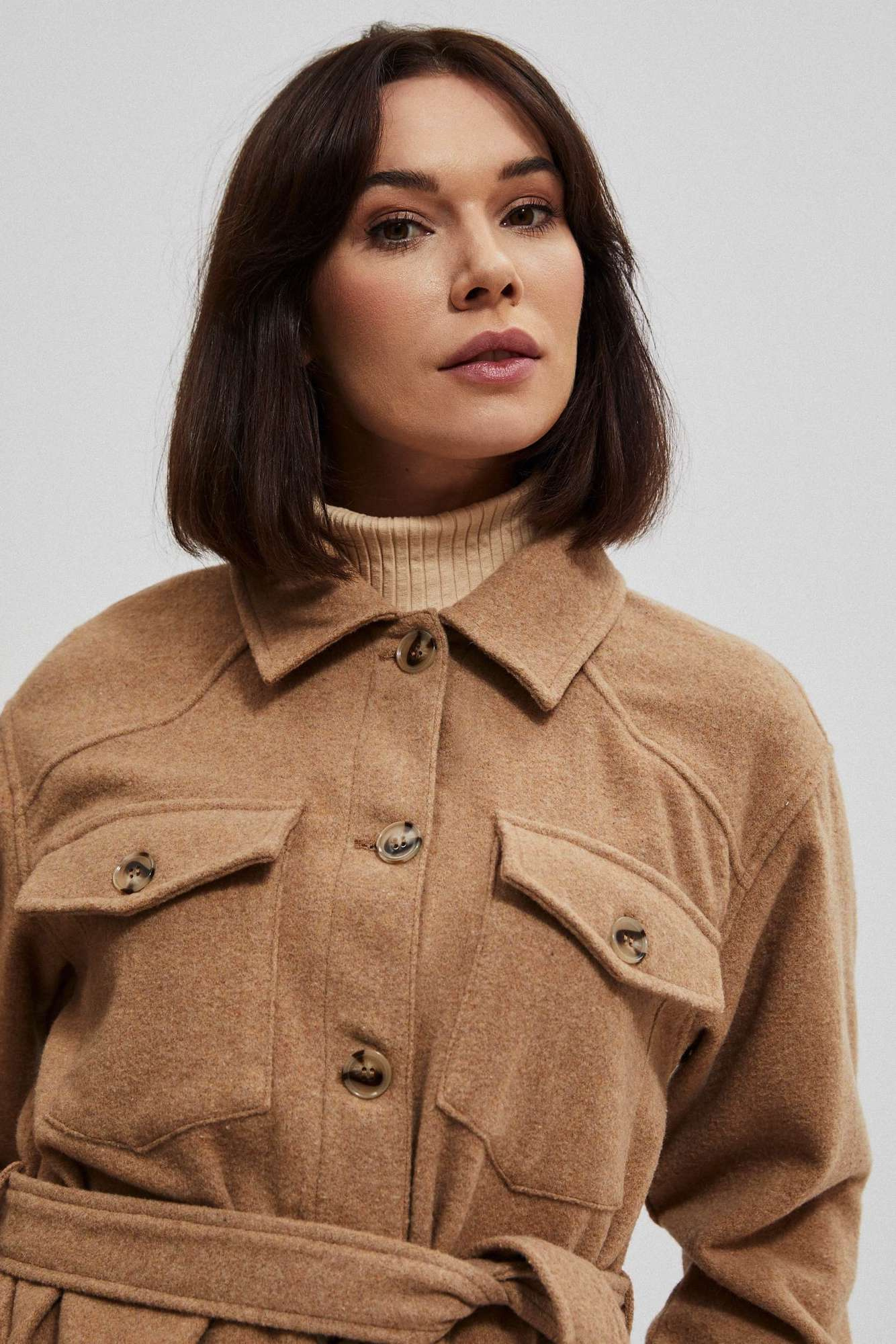 Koszulowa kurtka z paskiem