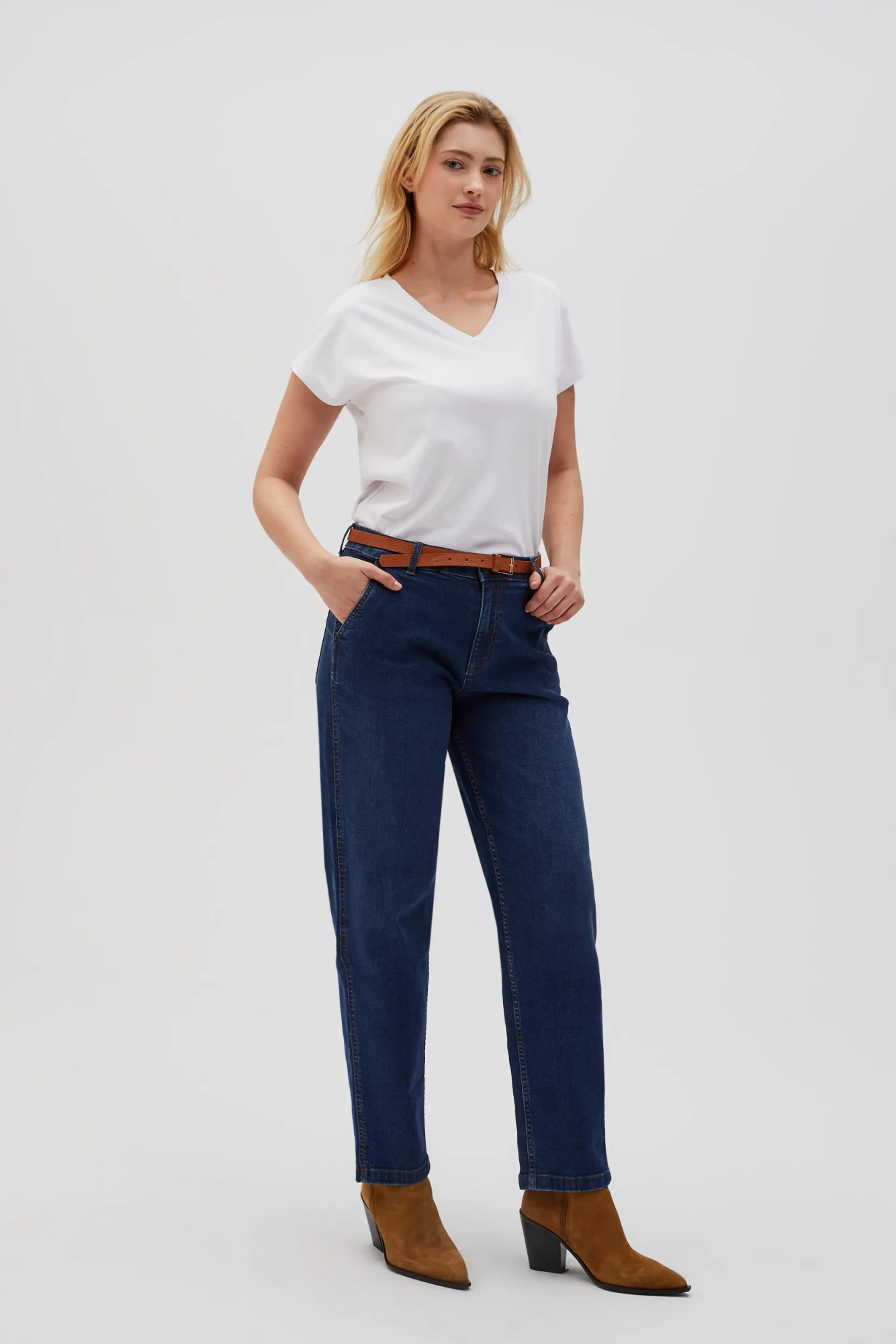 Jeansy z prostymi nogawkami i z paskiem niebieskie