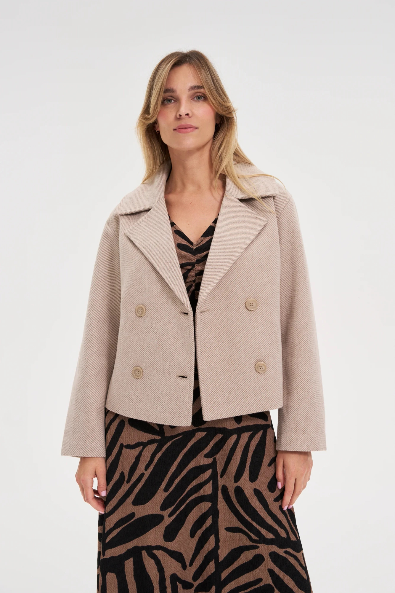 Krótki beżowy płaszcz